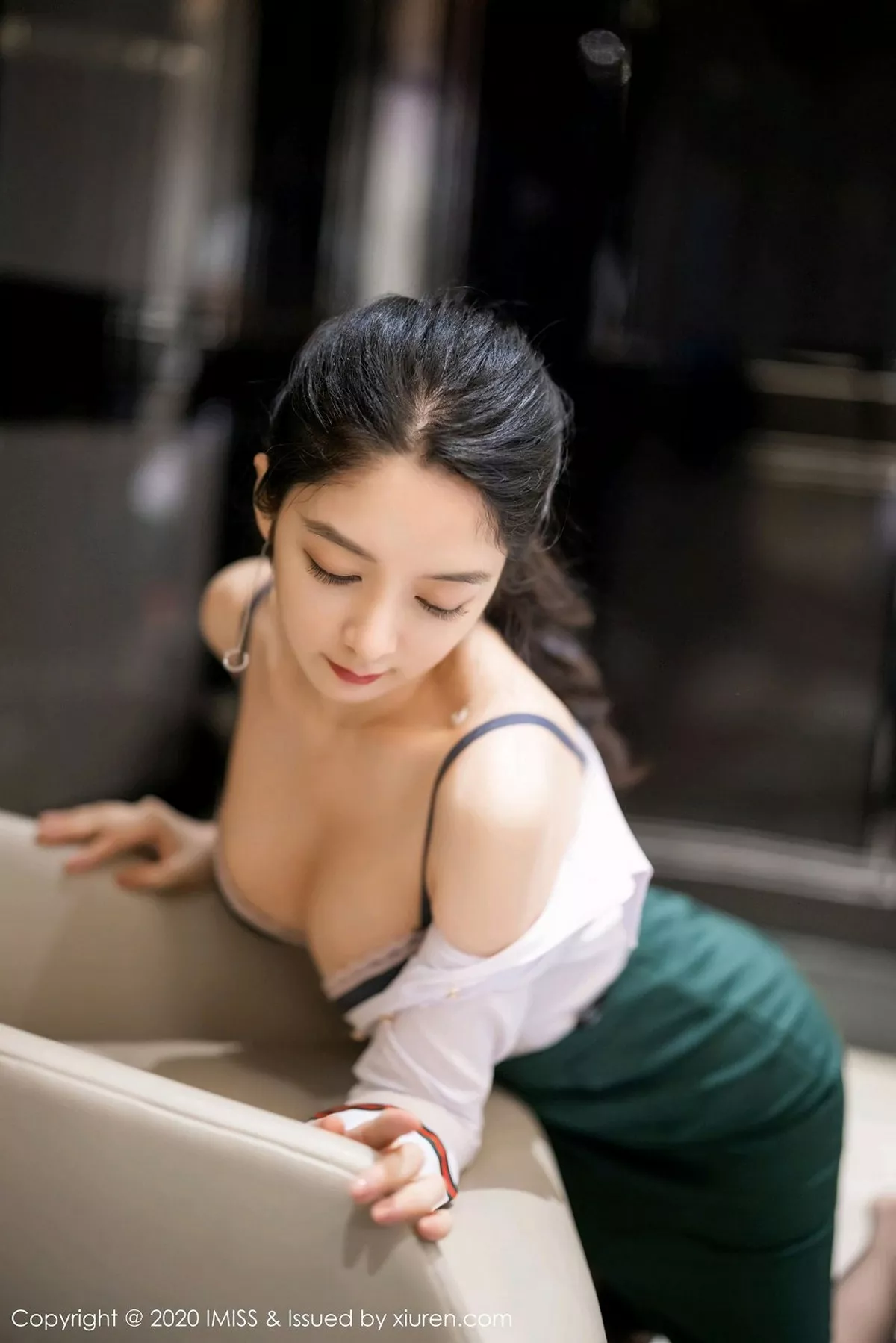 秀人集.com_[IMISS爱蜜社]Vol.521_女神Angela小热巴都市风格职业OL主题半脱内衣露豪乳诱惑写真54P