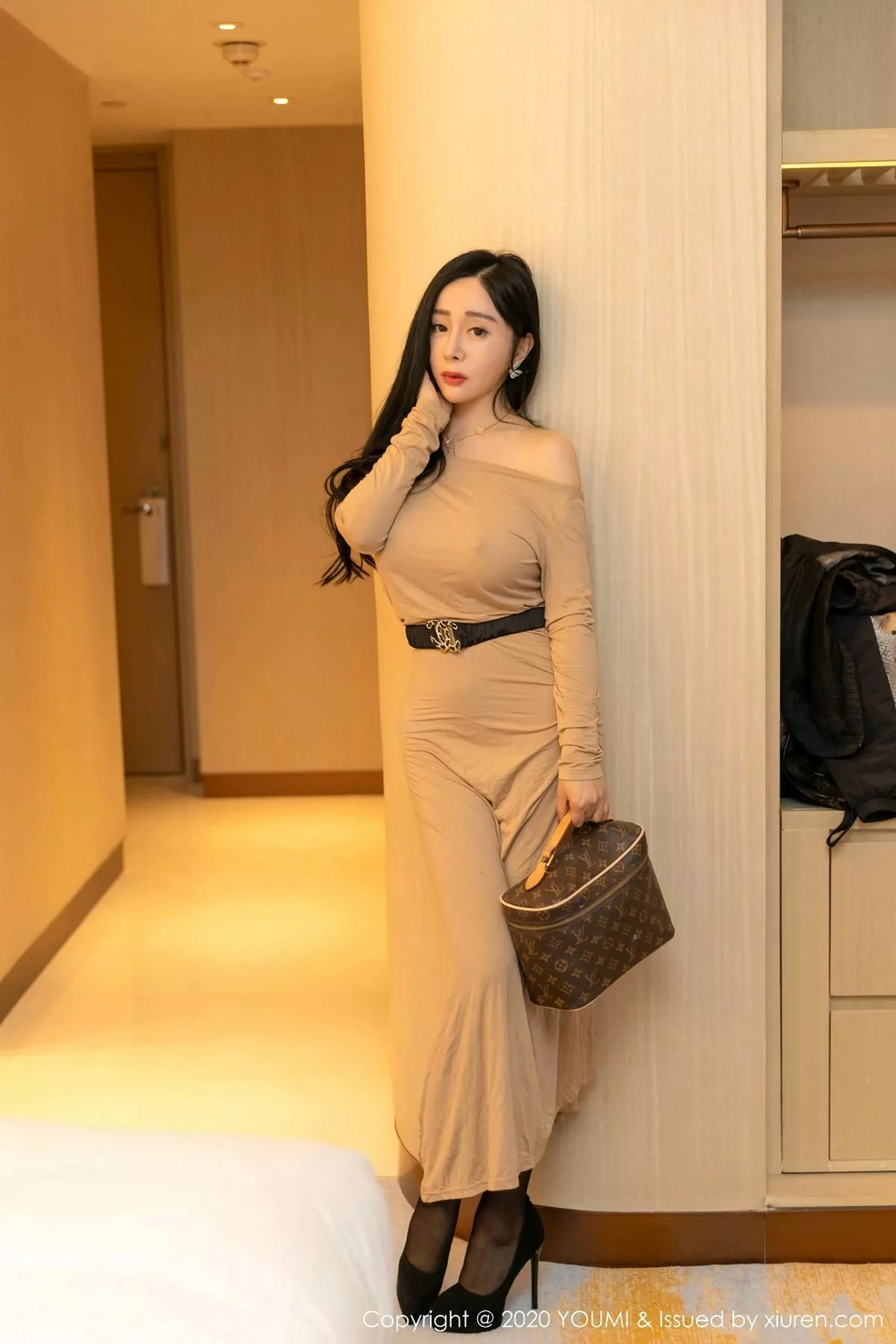 秀人集.com_[YouMi尤蜜荟]Vol.553_嫩模允爾私房床上米色长裙半脱露豪乳翘臀极致诱惑写真85P