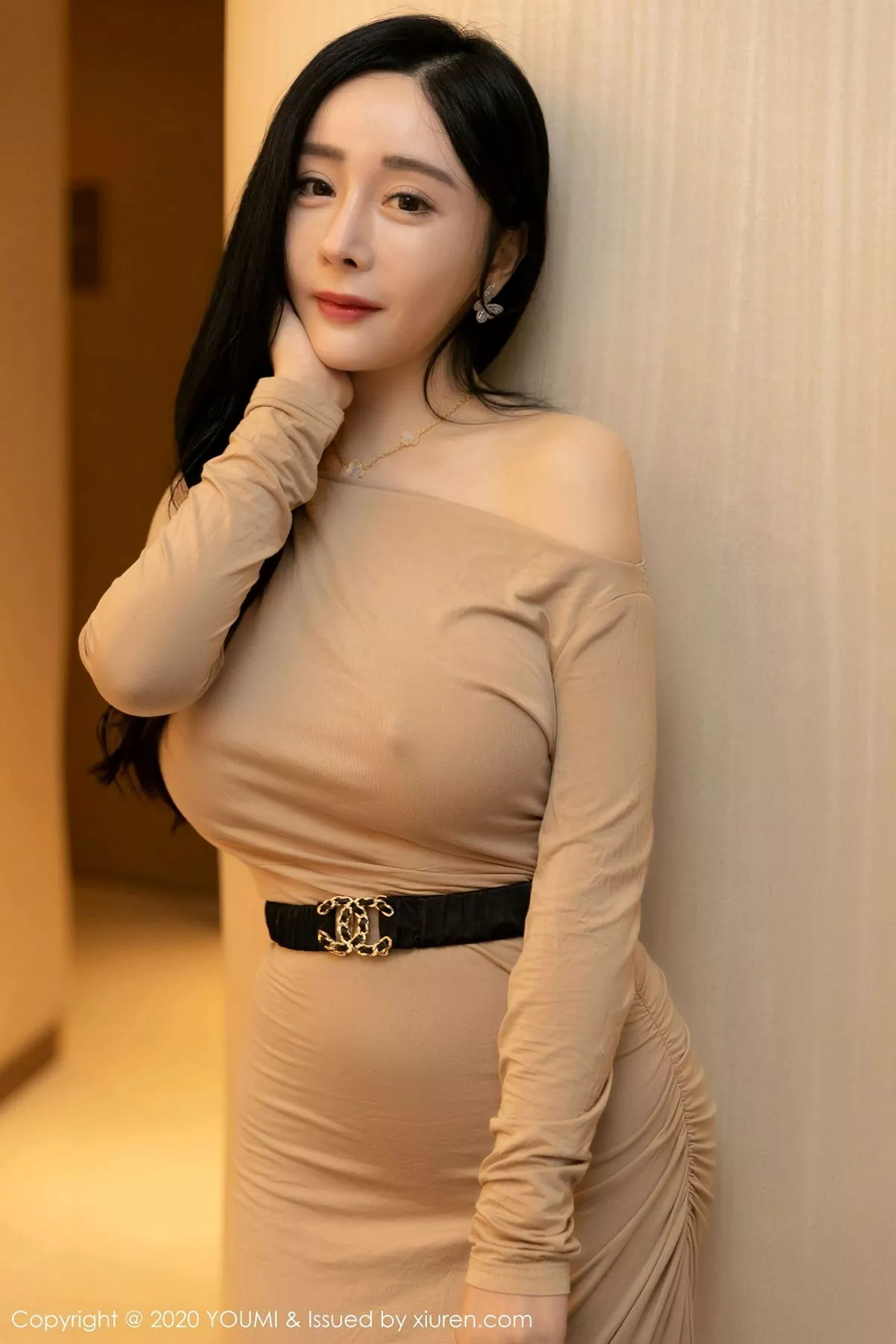 秀人集.com_[YouMi尤蜜荟]Vol.553_嫩模允爾私房床上米色长裙半脱露豪乳翘臀极致诱惑写真85P