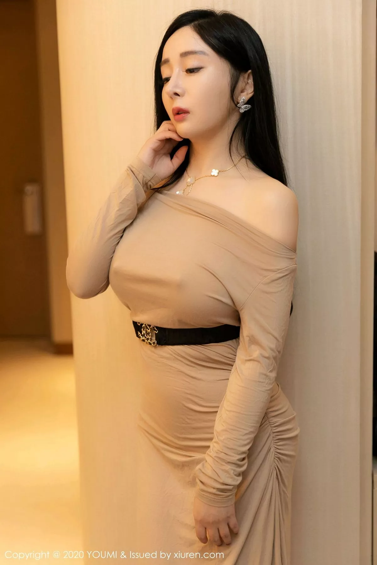 秀人集.com_[YouMi尤蜜荟]Vol.553_嫩模允爾私房床上米色长裙半脱露豪乳翘臀极致诱惑写真85P