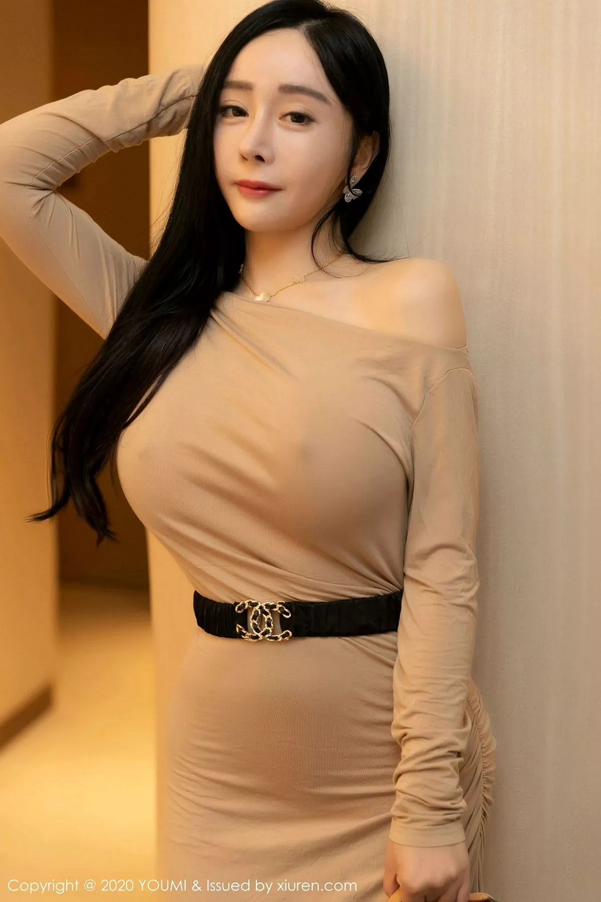 秀人集.com_[YouMi尤蜜荟]Vol.553_嫩模允爾私房床上米色长裙半脱露豪乳翘臀极致诱惑写真85P