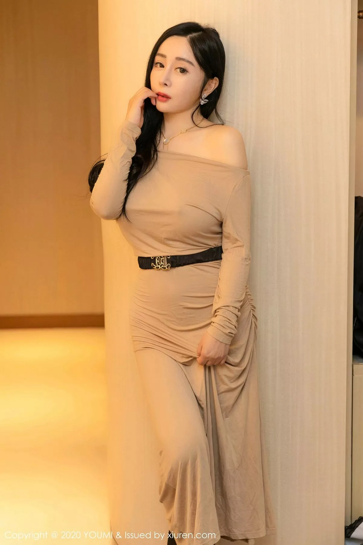 秀人集.com_[YouMi尤蜜荟]Vol.553_嫩模允爾私房床上米色长裙半脱露豪乳翘臀极致诱惑写真85P