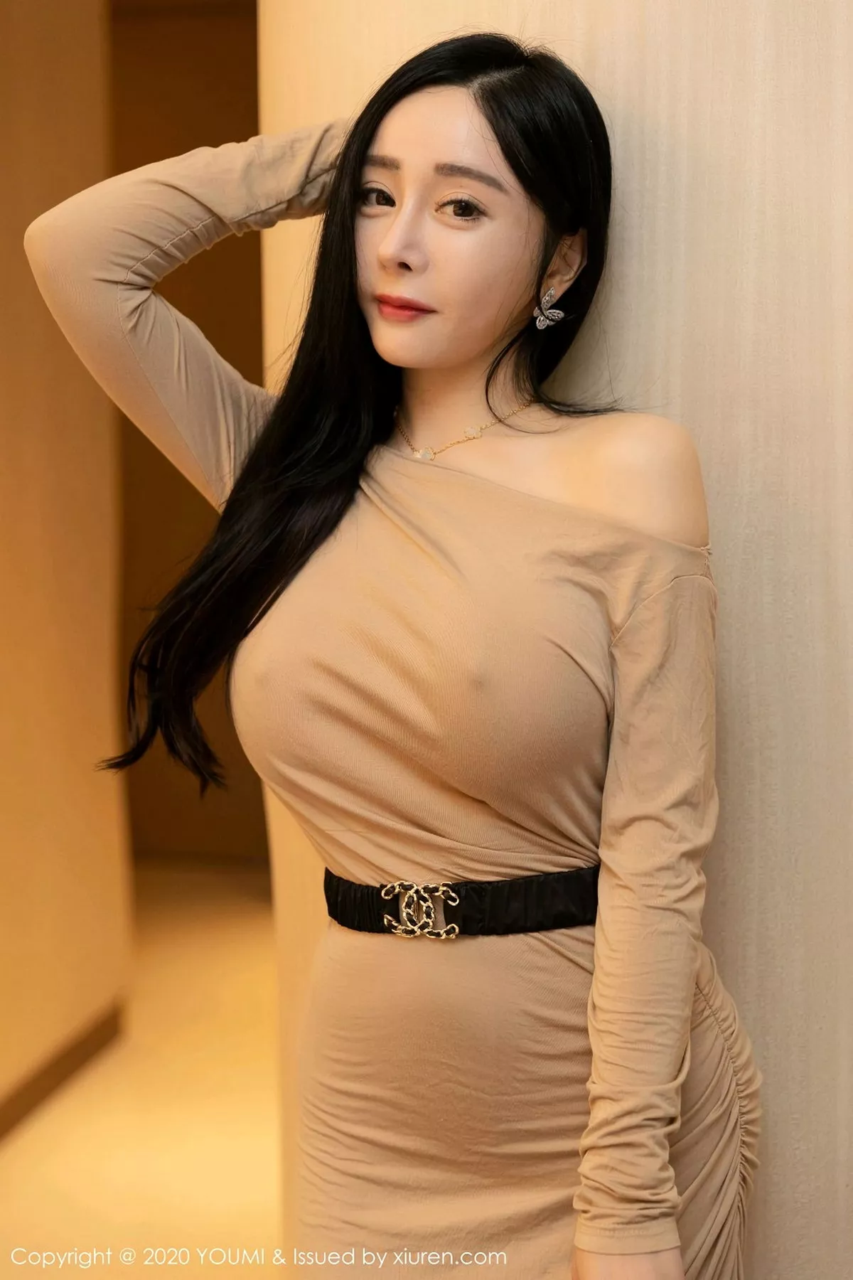 秀人集.com_[YouMi尤蜜荟]Vol.553_嫩模允爾私房床上米色长裙半脱露豪乳翘臀极致诱惑写真85P