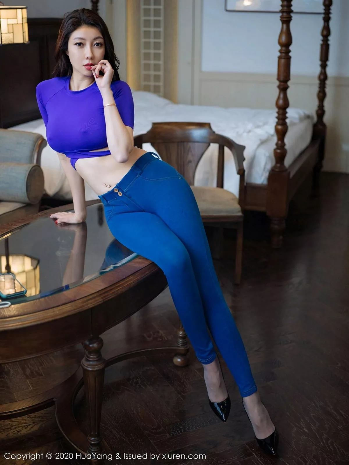 秀人集.com_[HuaYang花漾]Vol.317_嫩模果儿Victoria杭州旅拍半脱牛仔裤露黑丝裤袜诱惑写真43P