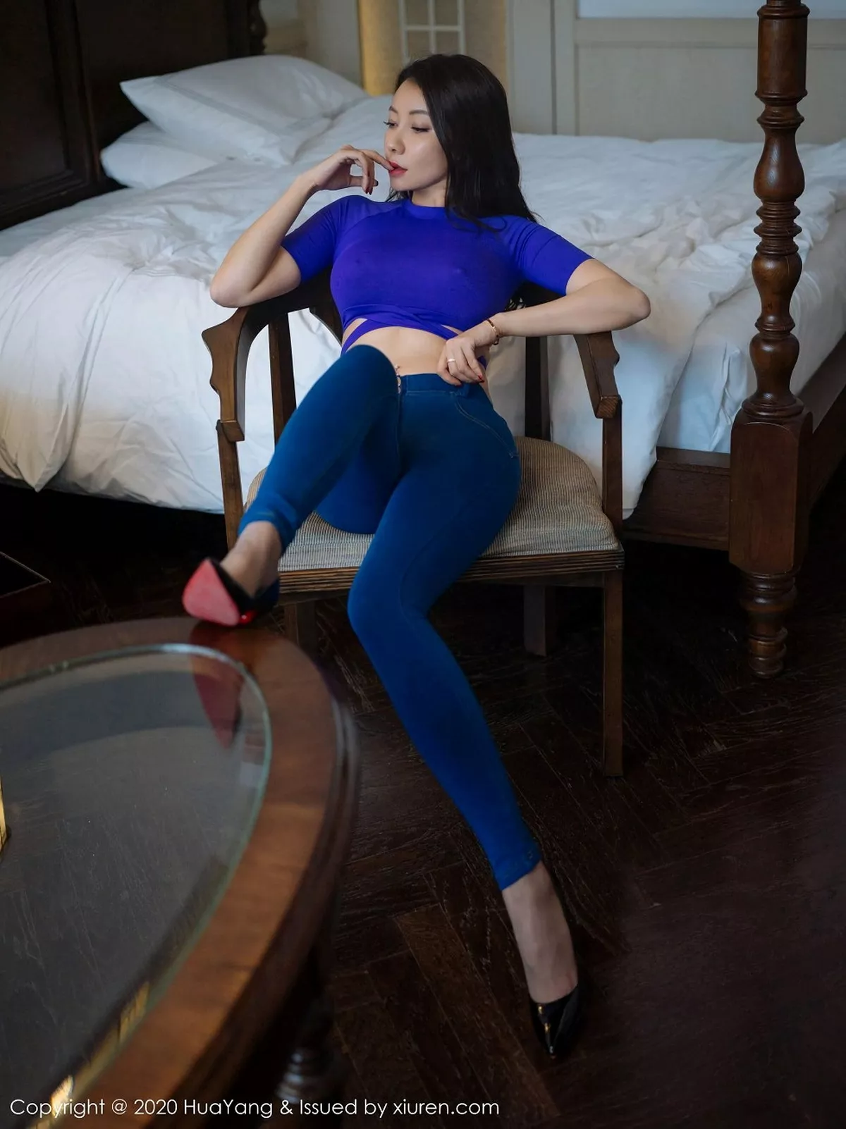 秀人集.com_[HuaYang花漾]Vol.317_嫩模果儿Victoria杭州旅拍半脱牛仔裤露黑丝裤袜诱惑写真43P