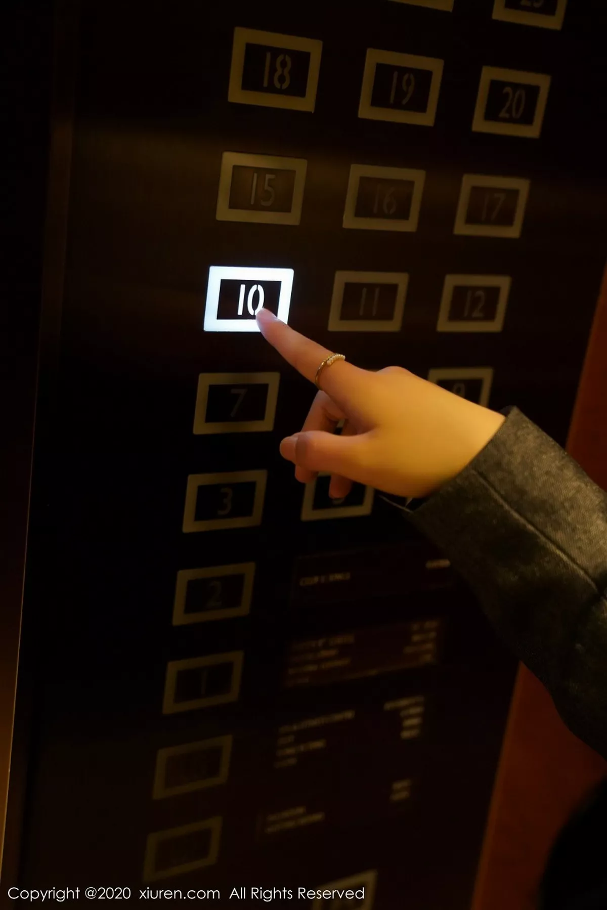 秀人集.com_[XiuRen秀人网]No.2628_嫩模美七Mia酒店OL制服剧情主题性感透视内裤秀翘臀诱惑写真64P