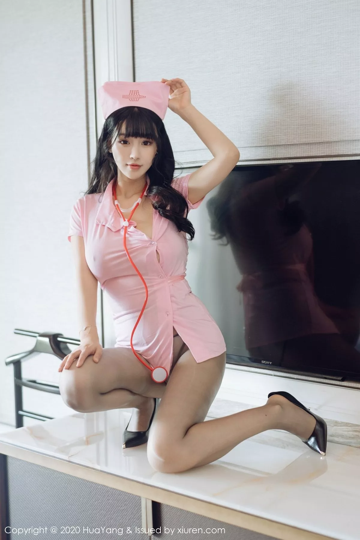 秀人集.com_[HuaYang花漾]Vol.302_女神朱可儿Flower西双版纳旅拍粉色护士装秀火辣身材诱惑写真49P