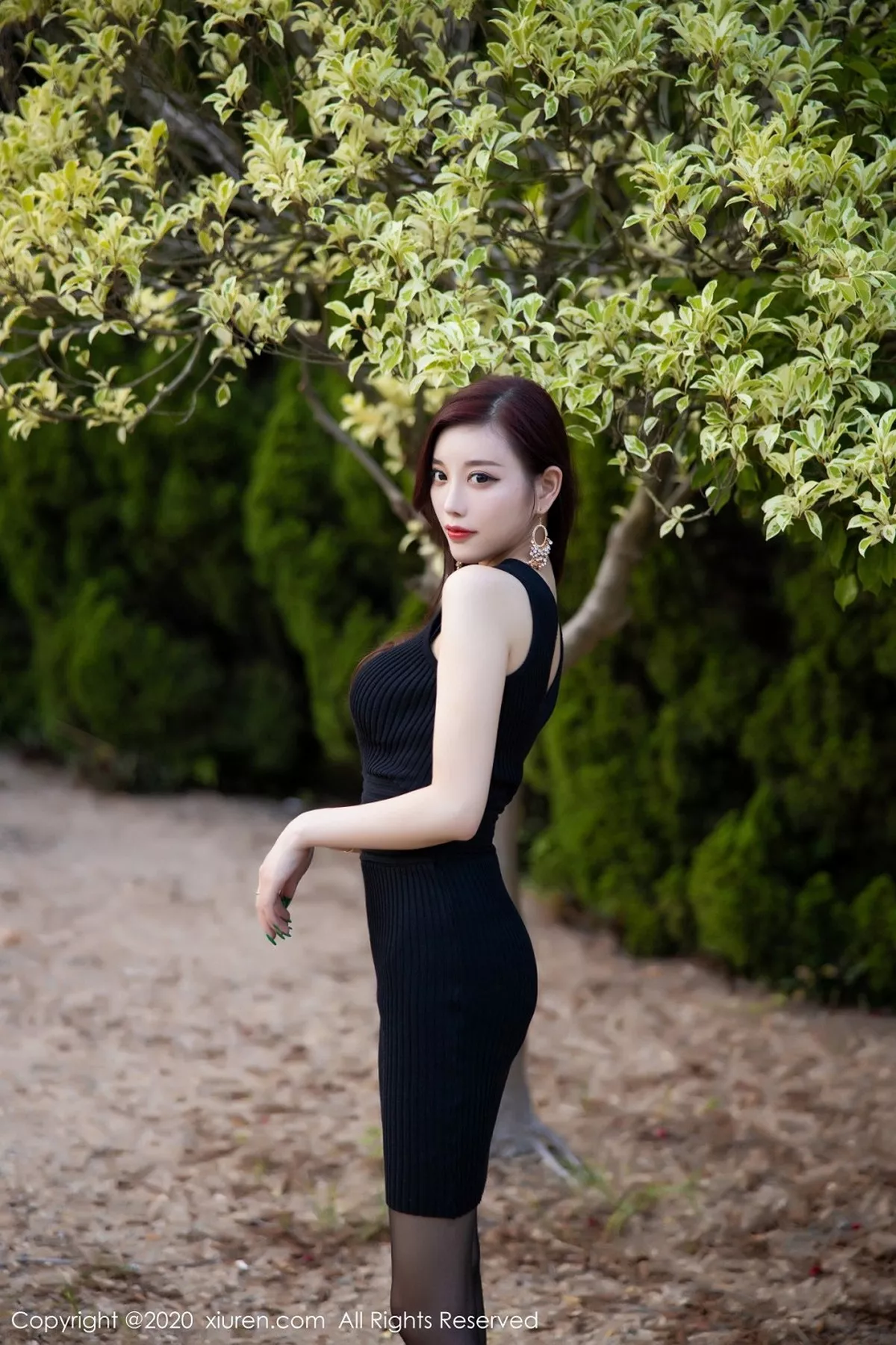 秀人集.com_[XiuRen秀人网]No.2648_女神杨晨晨sugar室外松林拍摄主题黑色吊裙配黑丝裤袜诱惑写真76P