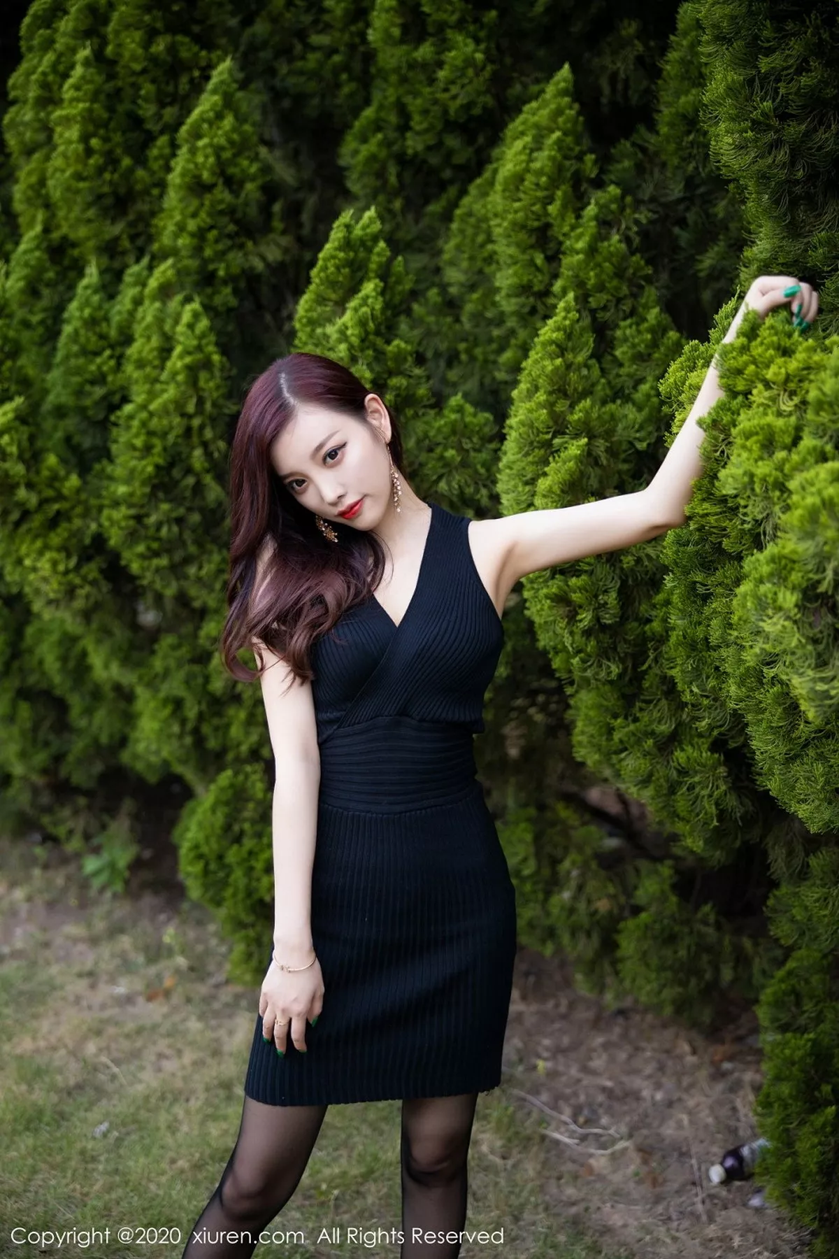 秀人集.com_[XiuRen秀人网]No.2648_女神杨晨晨sugar室外松林拍摄主题黑色吊裙配黑丝裤袜诱惑写真76P