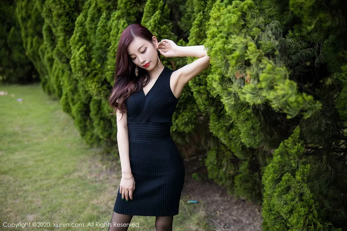 秀人集.com_[XiuRen秀人网]No.2648_女神杨晨晨sugar室外松林拍摄主题黑色吊裙配黑丝裤袜诱惑写真76P