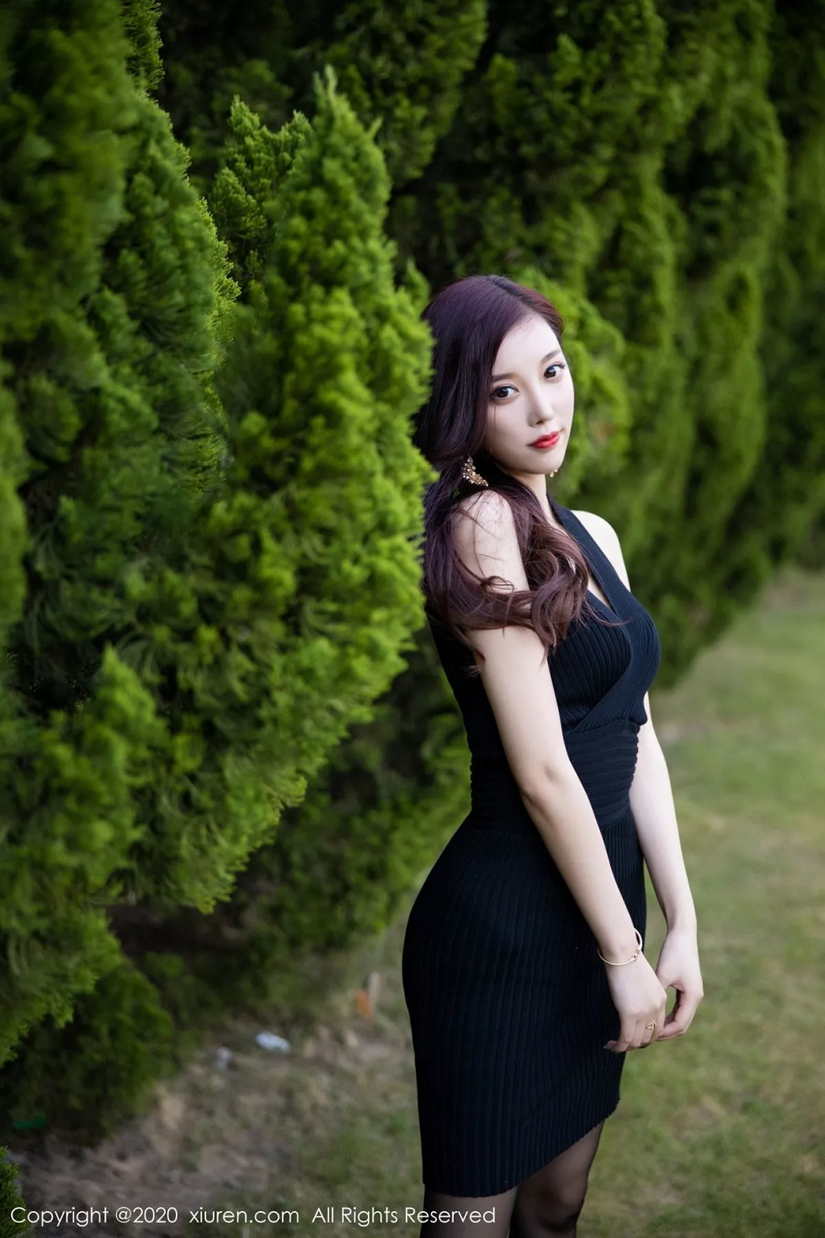 秀人集.com_[XiuRen秀人网]No.2648_女神杨晨晨sugar室外松林拍摄主题黑色吊裙配黑丝裤袜诱惑写真76P