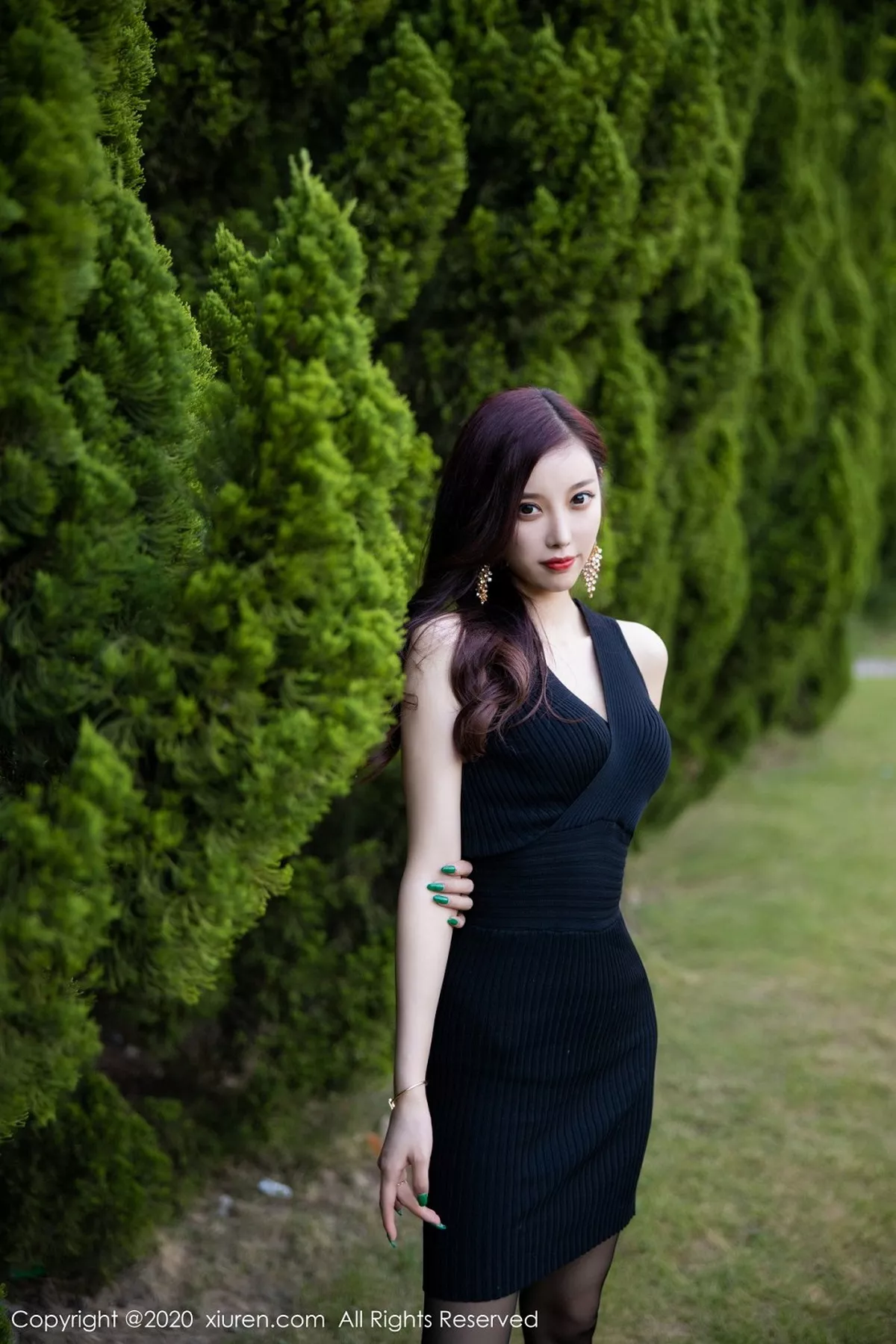 秀人集.com_[XiuRen秀人网]No.2648_女神杨晨晨sugar室外松林拍摄主题黑色吊裙配黑丝裤袜诱惑写真76P