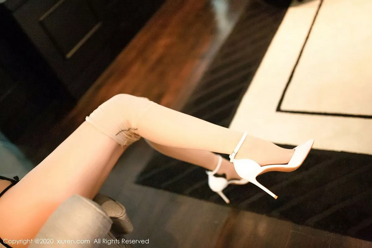 秀人集.com_[XiuRen秀人网]No.2769_嫩模Emily顾奈奈雪白职业西装主题半脱露开档肉丝裤袜诱惑写真41P