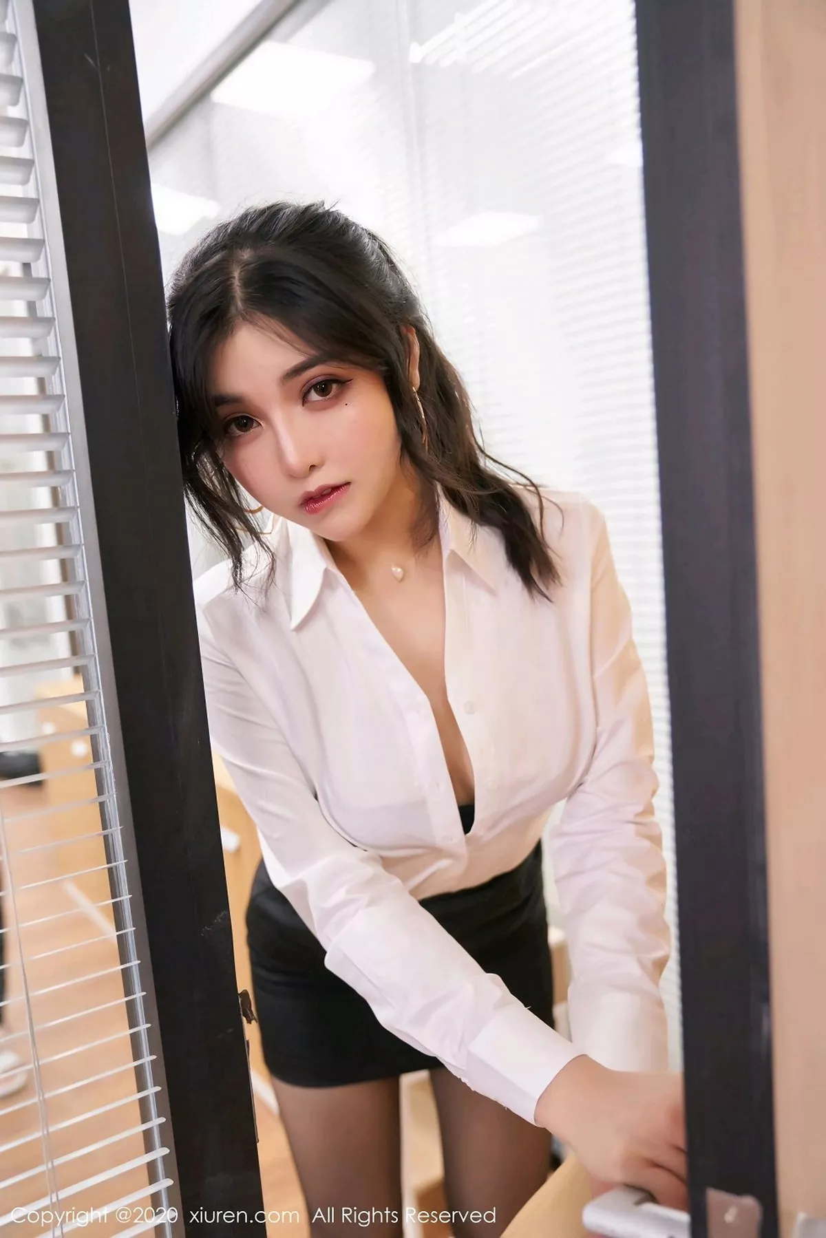 秀人集.com_[XiuRen秀人网]No.2768_嫩模韩静安经典秘书职业装主题半脱黑丝裤袜秀翘臀美腿诱惑写真47P