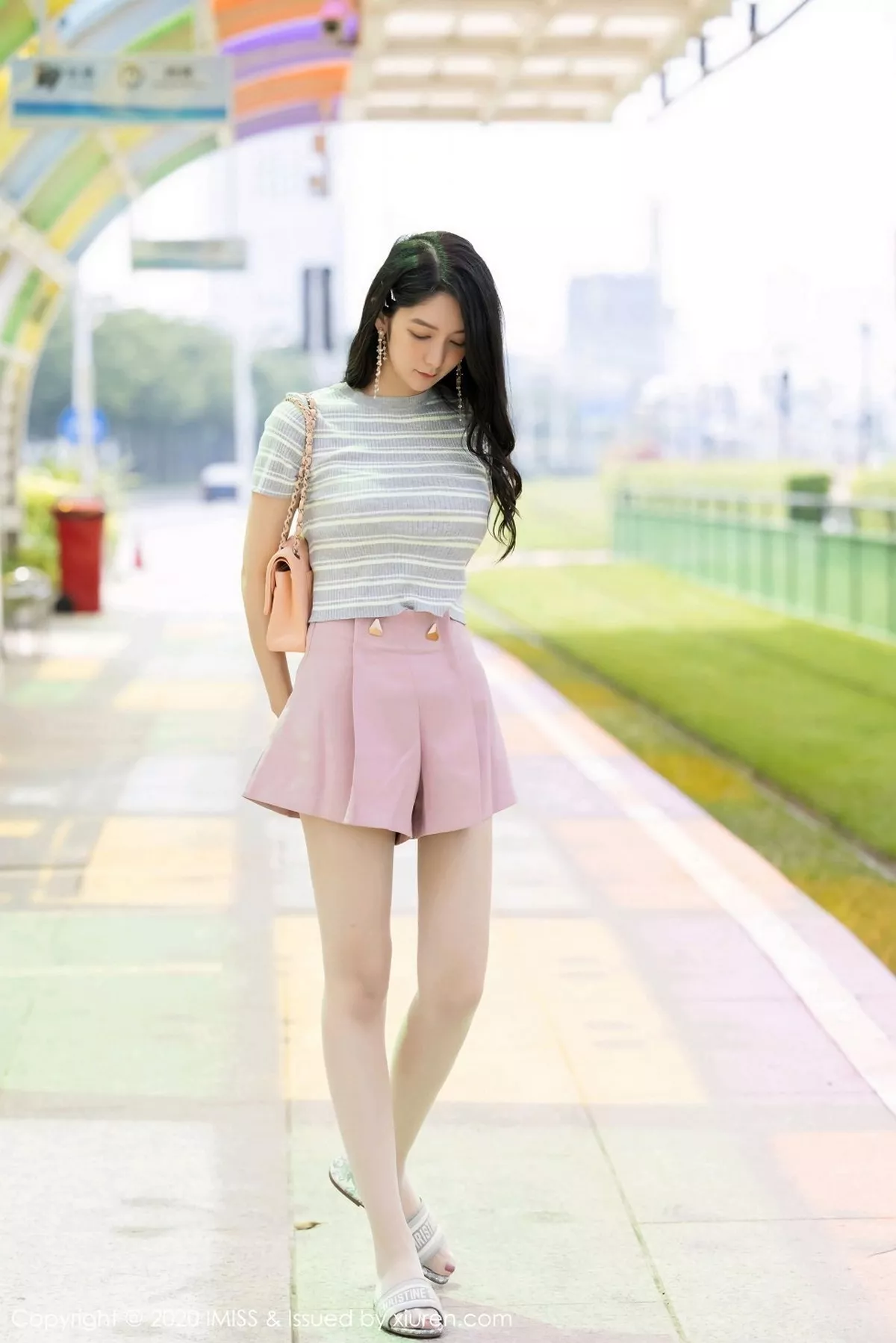 秀人集.com_[IMISS爱蜜社]Vol.526_女神Angela小热巴私房床上半脱露性感内衣秀完美身材诱惑写真42P