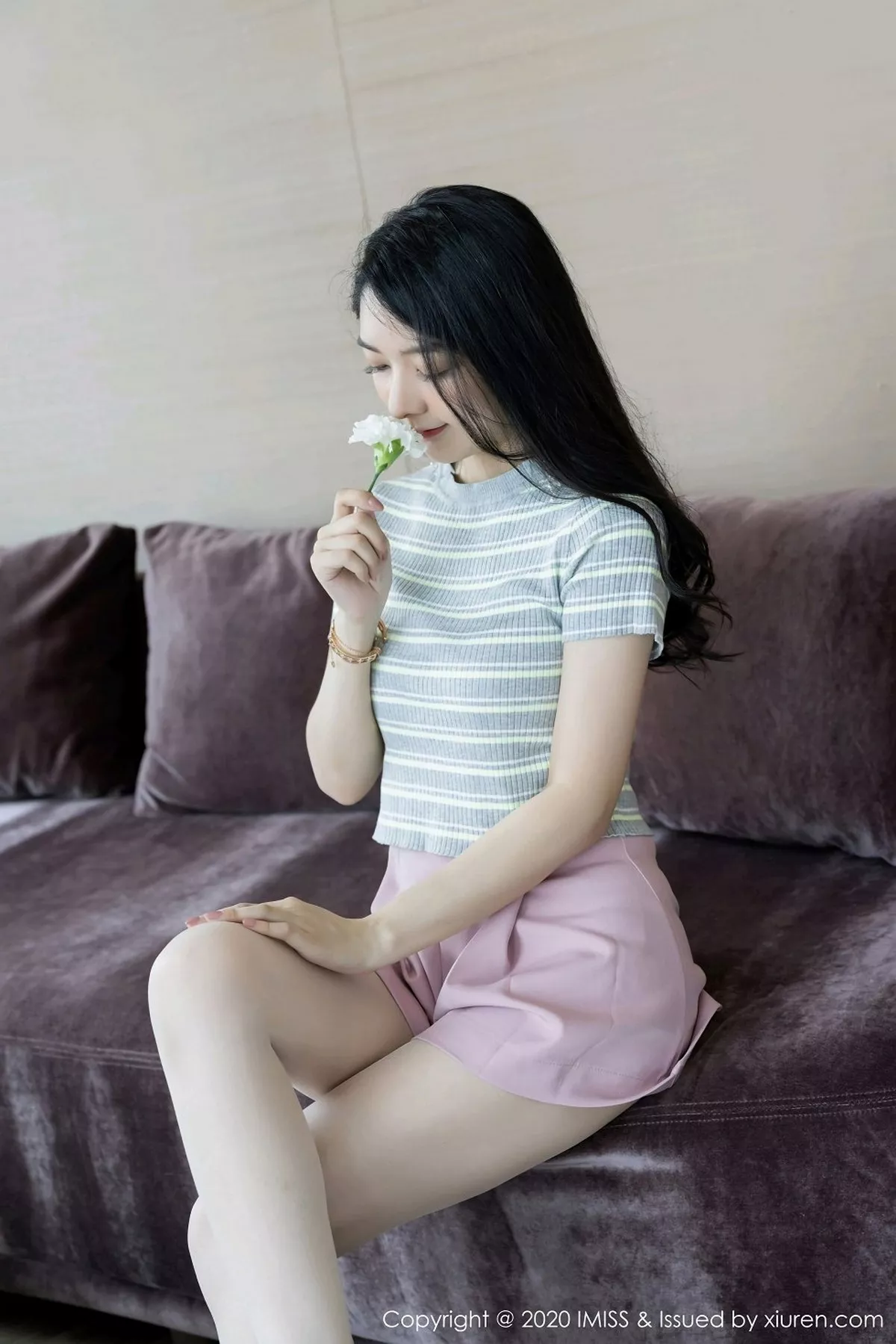 秀人集.com_[IMISS爱蜜社]Vol.526_女神Angela小热巴私房床上半脱露性感内衣秀完美身材诱惑写真42P