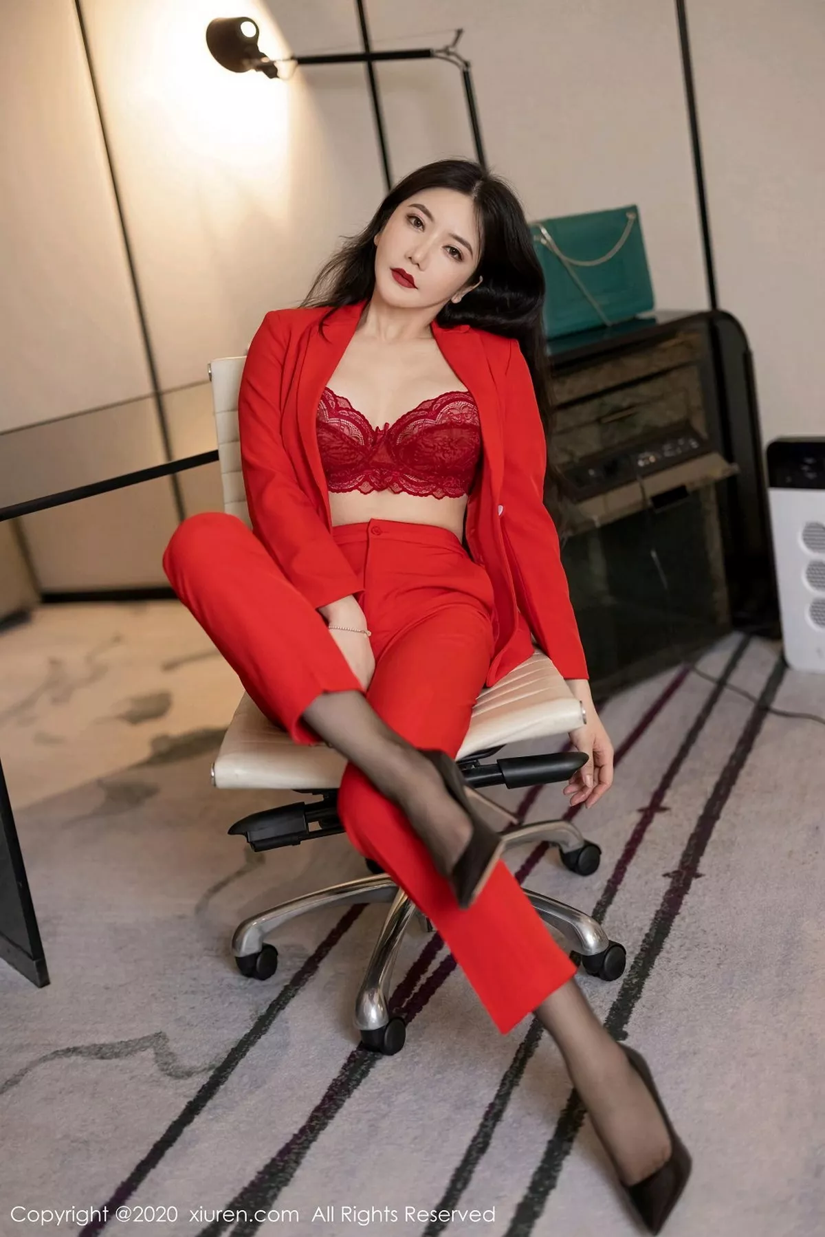 秀人集.com_[XiuRen秀人网]No.2828_女神心妍小公主脱猩红飒爽西装露性感红色内衣秀丰满身材诱惑写真30P