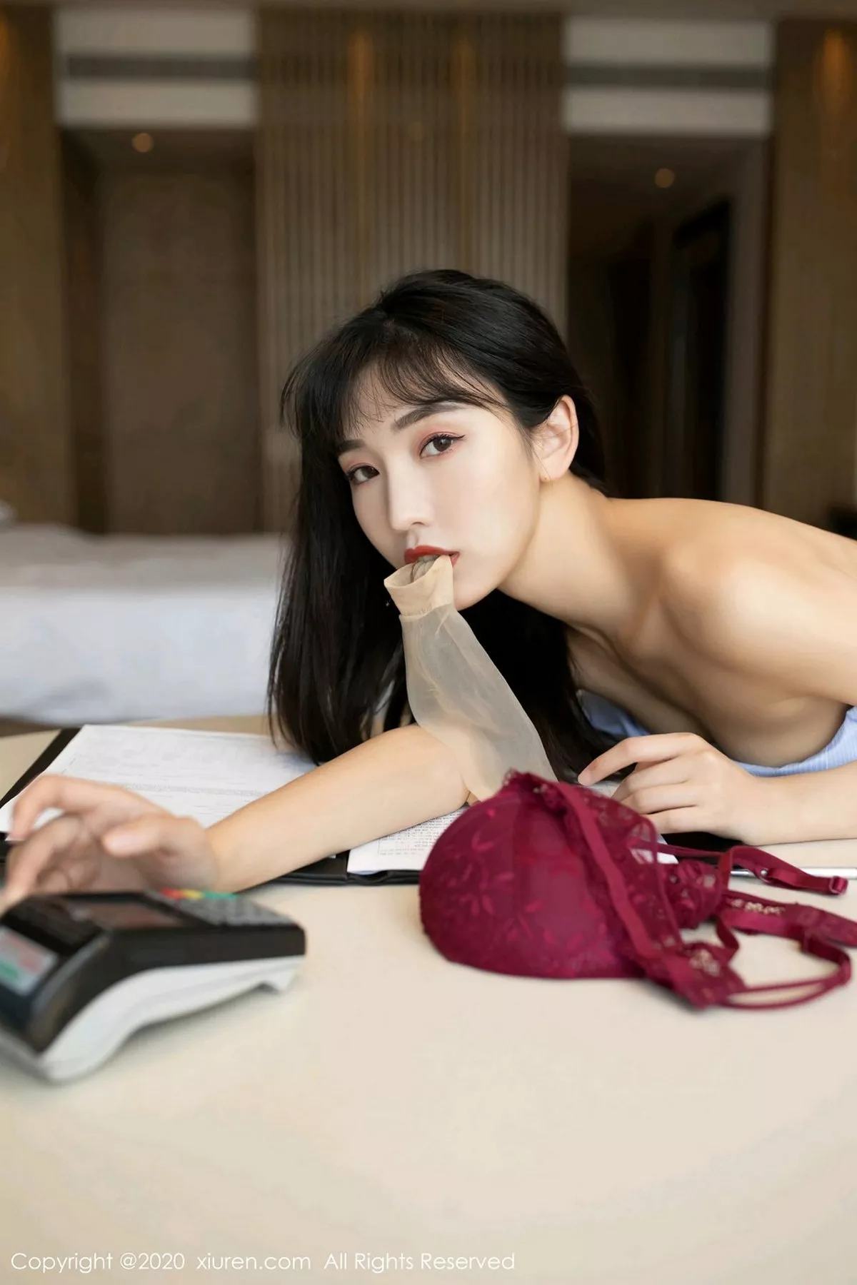 秀人集.com_[XiuRen秀人网]No.2829_嫩模陆萱萱银行客户经理主题半脱露酒红色蕾丝内衣迷人诱惑写真80P