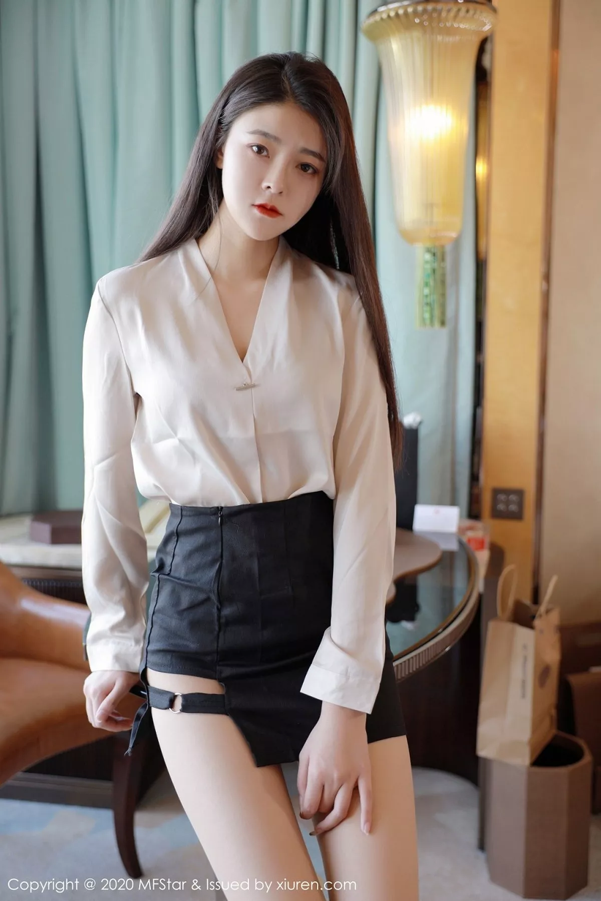 秀人集.com_[MFStar模范学院]Vol.418_嫩模Laura苏雨彤职场秘书OL主题黑短裙配肉丝裤袜诱惑写真41P