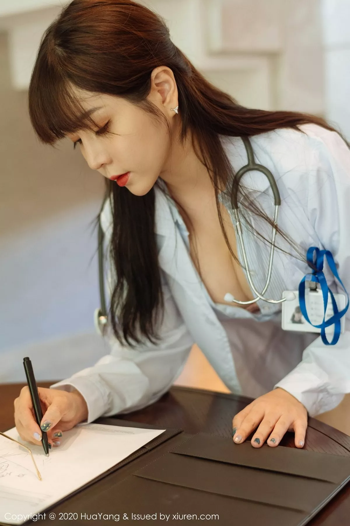 秀人集.com_[HuaYang花漾]Vol.334_女神王雨纯西双版纳旅拍医生剧情主题超薄肉丝裤袜诱惑写真73P