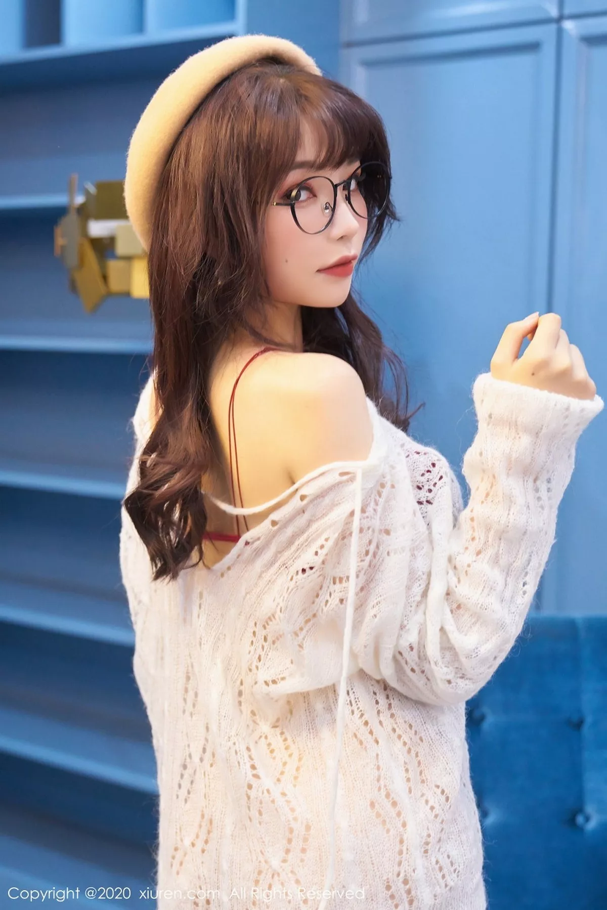 秀人集.com_[XiuRen秀人网]No.2859_女神芝芝Booty草帽眼镜OL主题性感红色内衣配肉丝裤袜诱惑写真84P