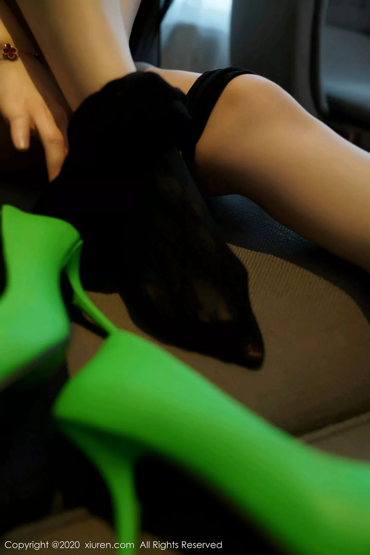 秀人集.com_[XiuRen秀人网]No.2861_嫩模诗诗kiki魅惑车拍OL主题黑色缕空网袜秀翘臀撩人诱惑写真86P