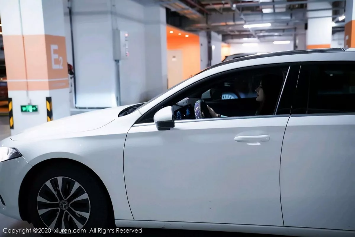 秀人集.com_[XiuRen秀人网]No.2861_嫩模诗诗kiki魅惑车拍OL主题黑色缕空网袜秀翘臀撩人诱惑写真86P