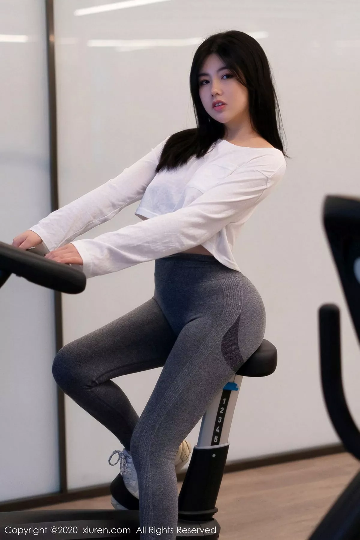 秀人集.com_[XiuRen秀人网]No.2863_女神娜露Selena健身房性感紧身衣秀凹凸身材丰乳肥臀诱惑写真50P