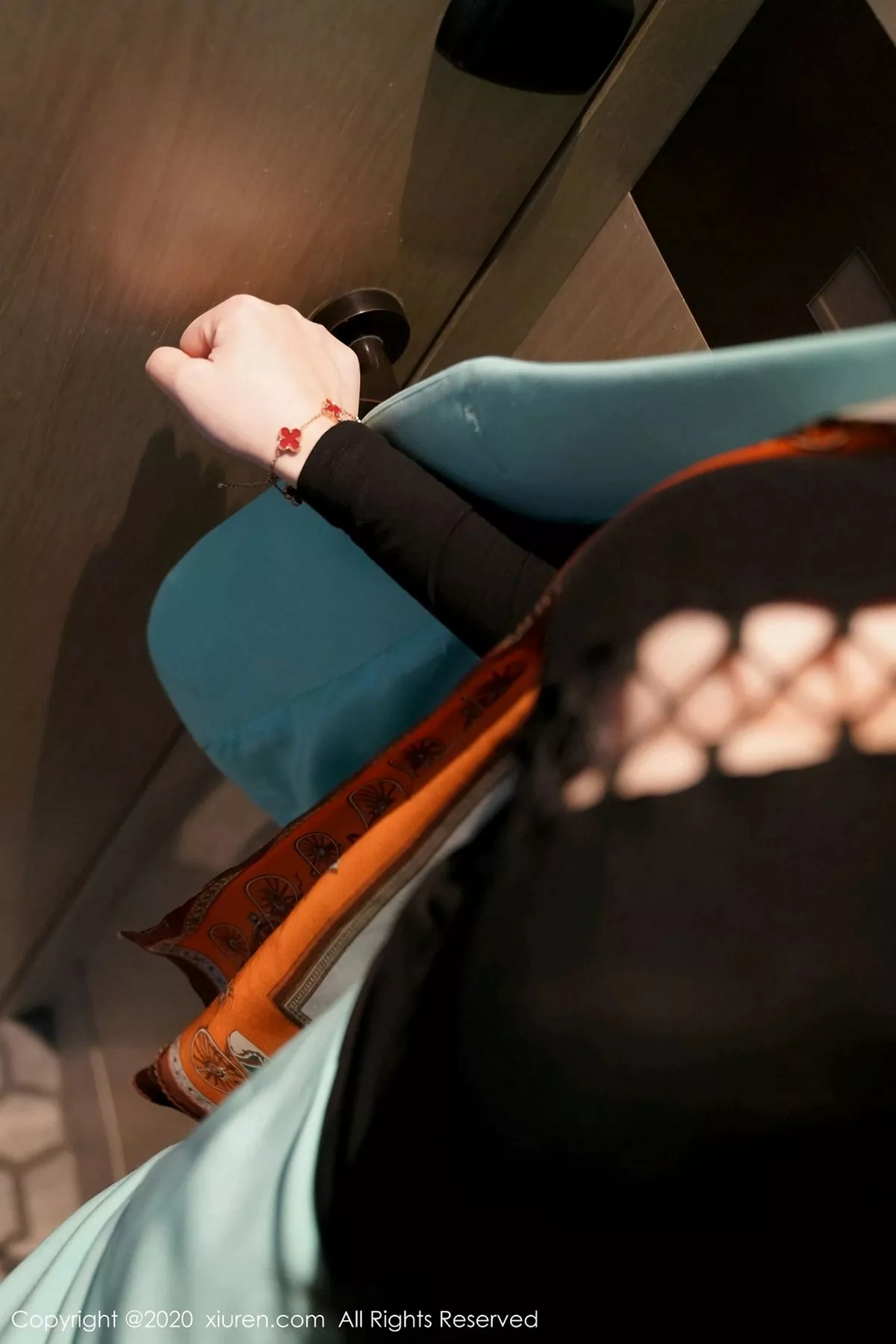 秀人集.com_[XiuRen秀人网]No.2861_嫩模诗诗kiki魅惑车拍OL主题黑色缕空网袜秀翘臀撩人诱惑写真86P