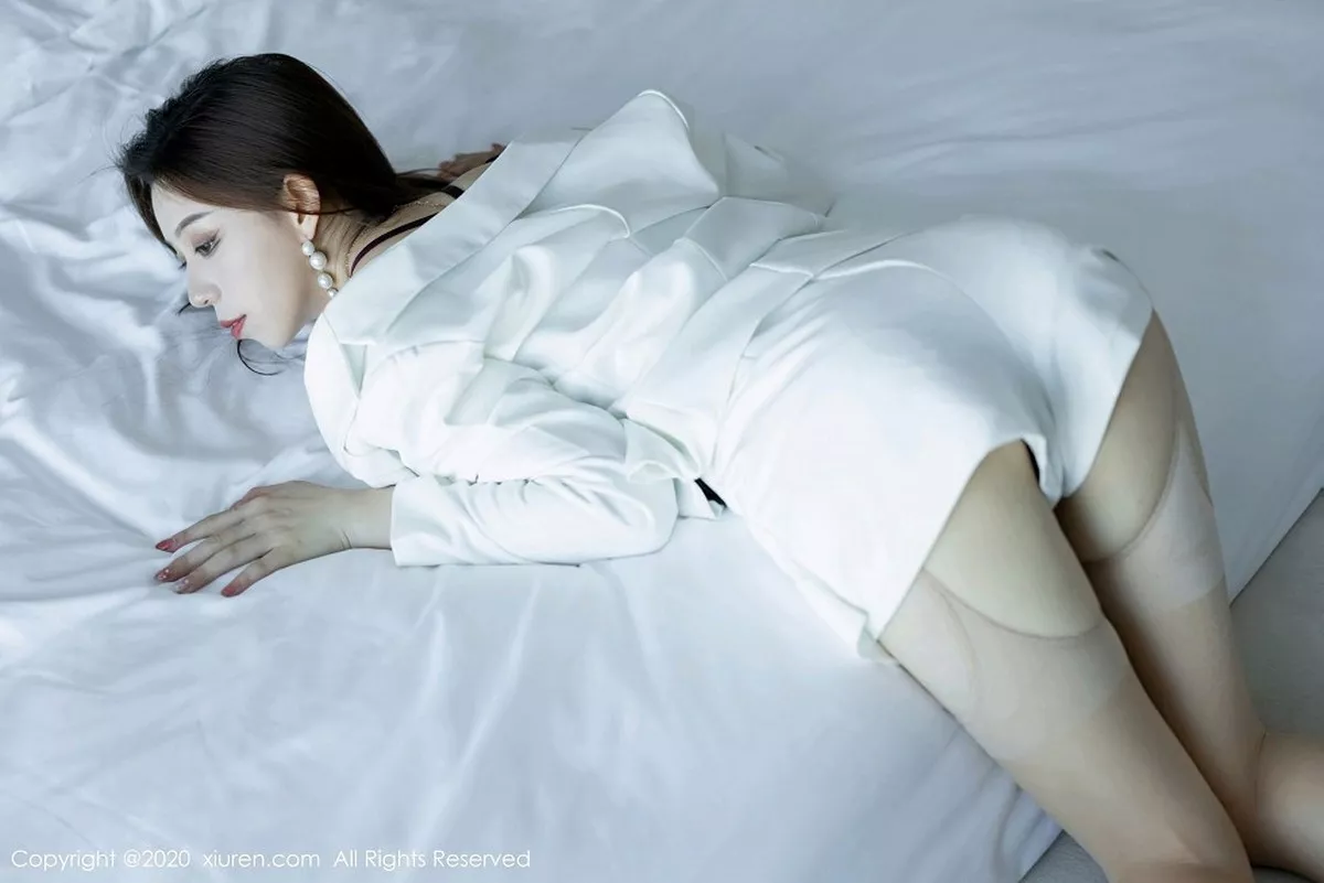 秀人集.com_[XiuRen秀人网]No.2868_嫩模言沫淡雅白色职业装主题半脱露开档肉丝裤袜撩人诱惑写真62P