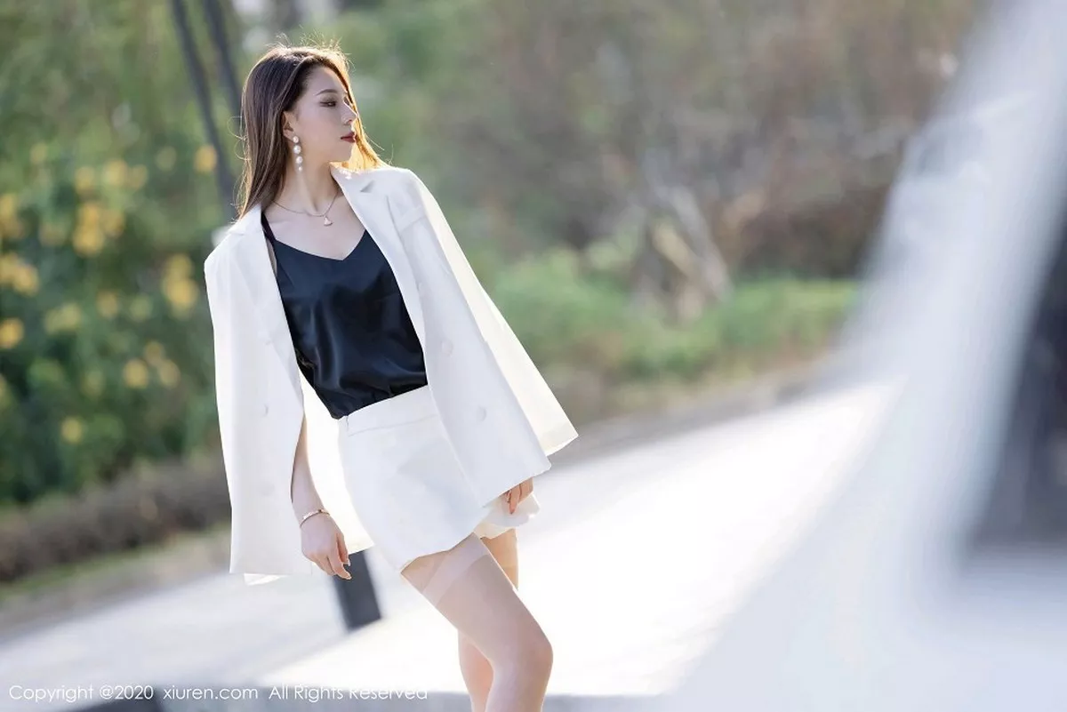 秀人集.com_[XiuRen秀人网]No.2868_嫩模言沫淡雅白色职业装主题半脱露开档肉丝裤袜撩人诱惑写真62P