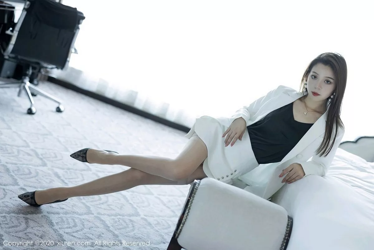 秀人集.com_[XiuRen秀人网]No.2868_嫩模言沫淡雅白色职业装主题半脱露开档肉丝裤袜撩人诱惑写真62P