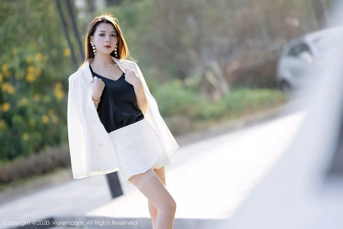 秀人集.com_[XiuRen秀人网]No.2868_嫩模言沫淡雅白色职业装主题半脱露开档肉丝裤袜撩人诱惑写真62P