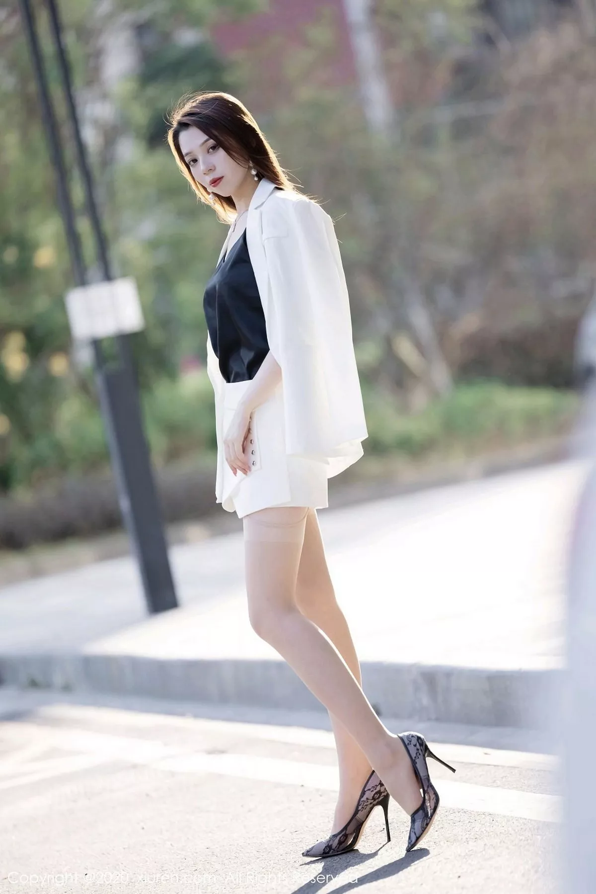 秀人集.com_[XiuRen秀人网]No.2868_嫩模言沫淡雅白色职业装主题半脱露开档肉丝裤袜撩人诱惑写真62P