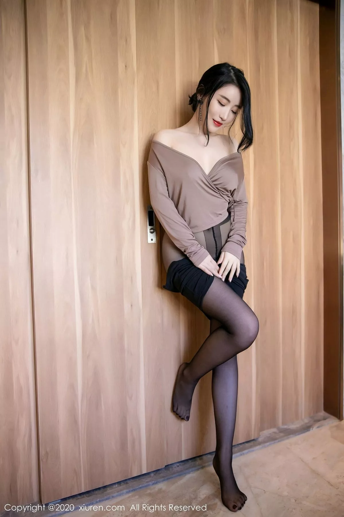 秀人集.com_[XiuRen秀人网]No.2881_女神绯月樱-Cherry都市OL短裙主题无内黑丝裤袜秀翘臀诱惑写真52P