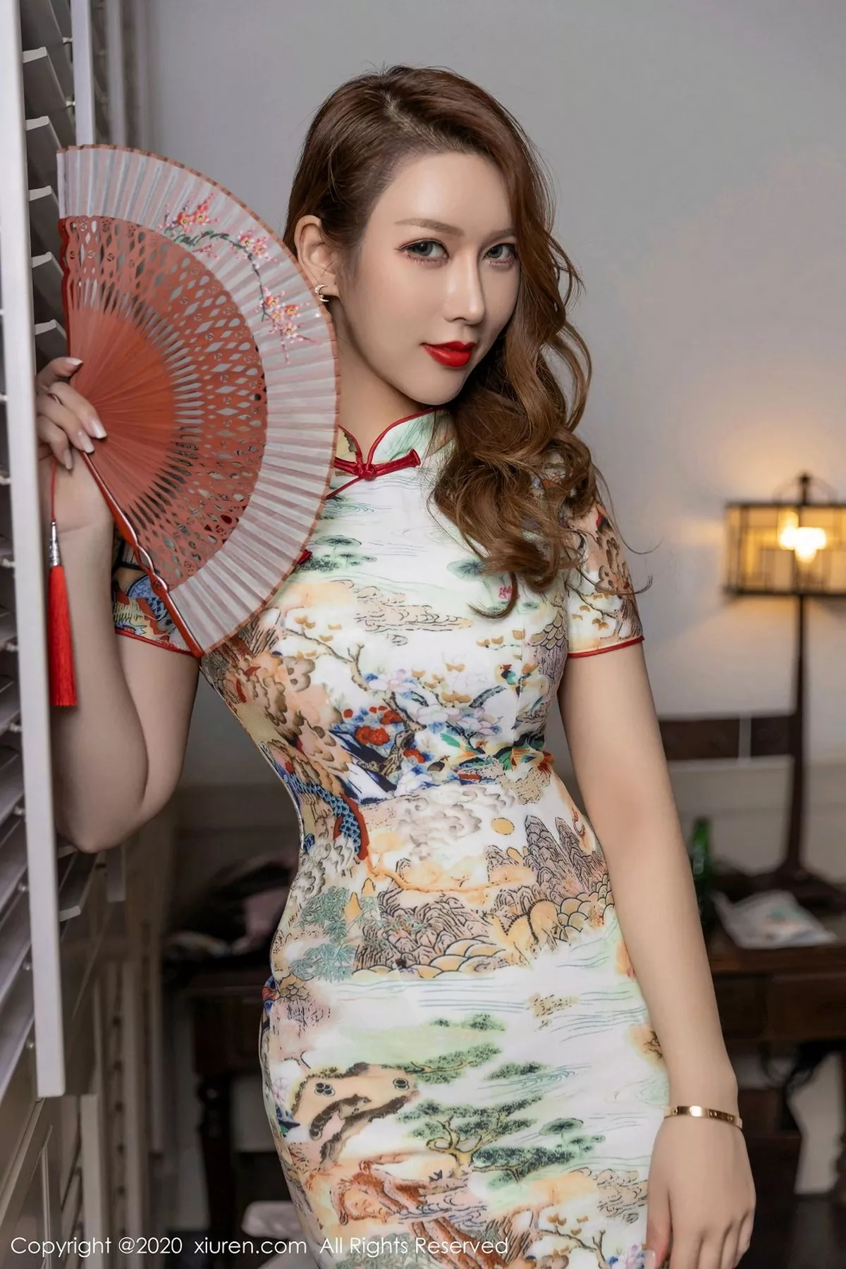 秀人集.com_[XiuRen秀人网]No.2884_女神Egg_尤妮丝杭州旅拍私房猩红蕾丝内衣秀丰乳肥臀诱惑写真51P