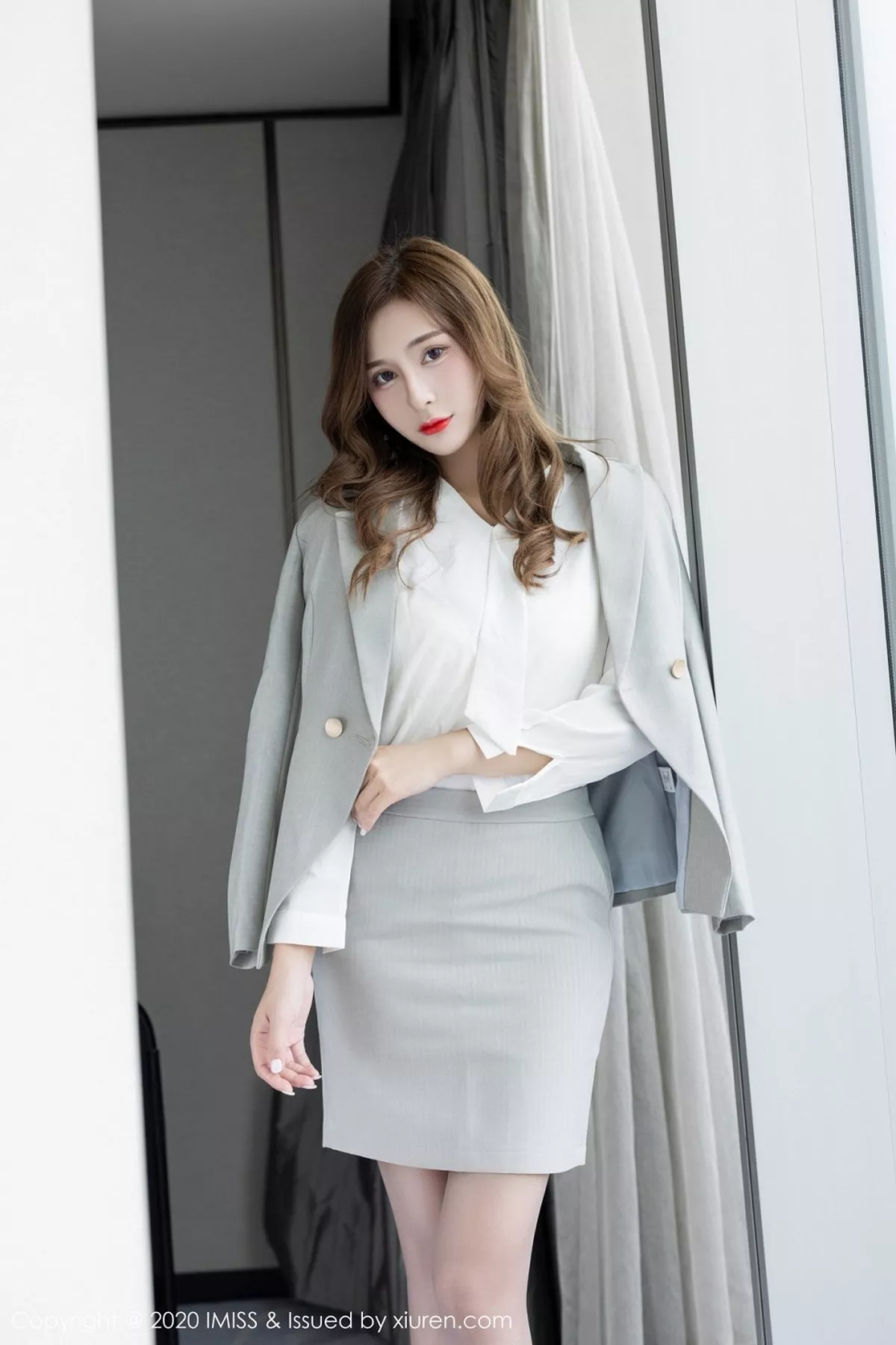 秀人集.com_[IMISS爱蜜社]Vol.535_气质女神Lavinia肉洁白典雅服饰半脱露性感内衣完美诱惑写真54P