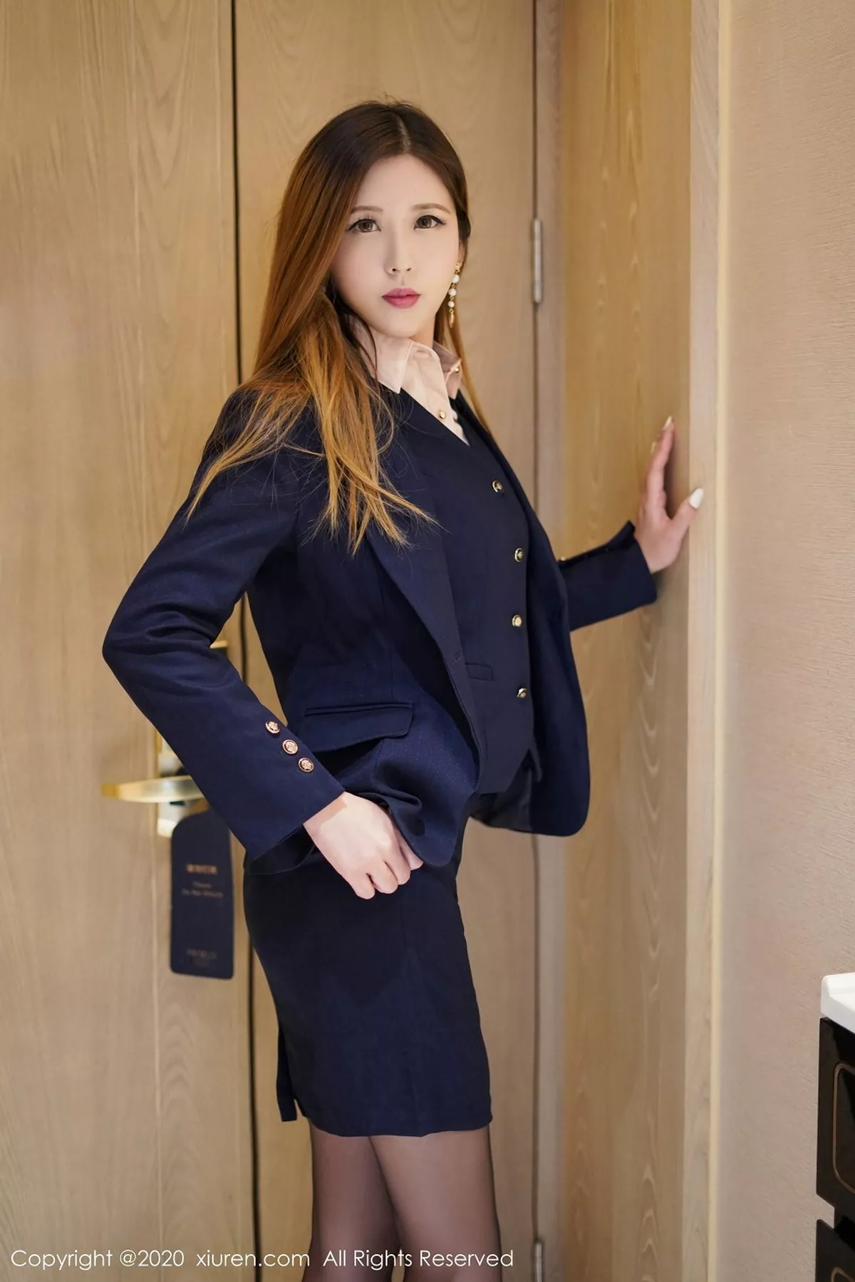 秀人集.com_[XiuRen秀人网]No.2889_新人模特Isabelle贵贵私房职场制服半脱露开档黑丝裤袜诱惑写真54P