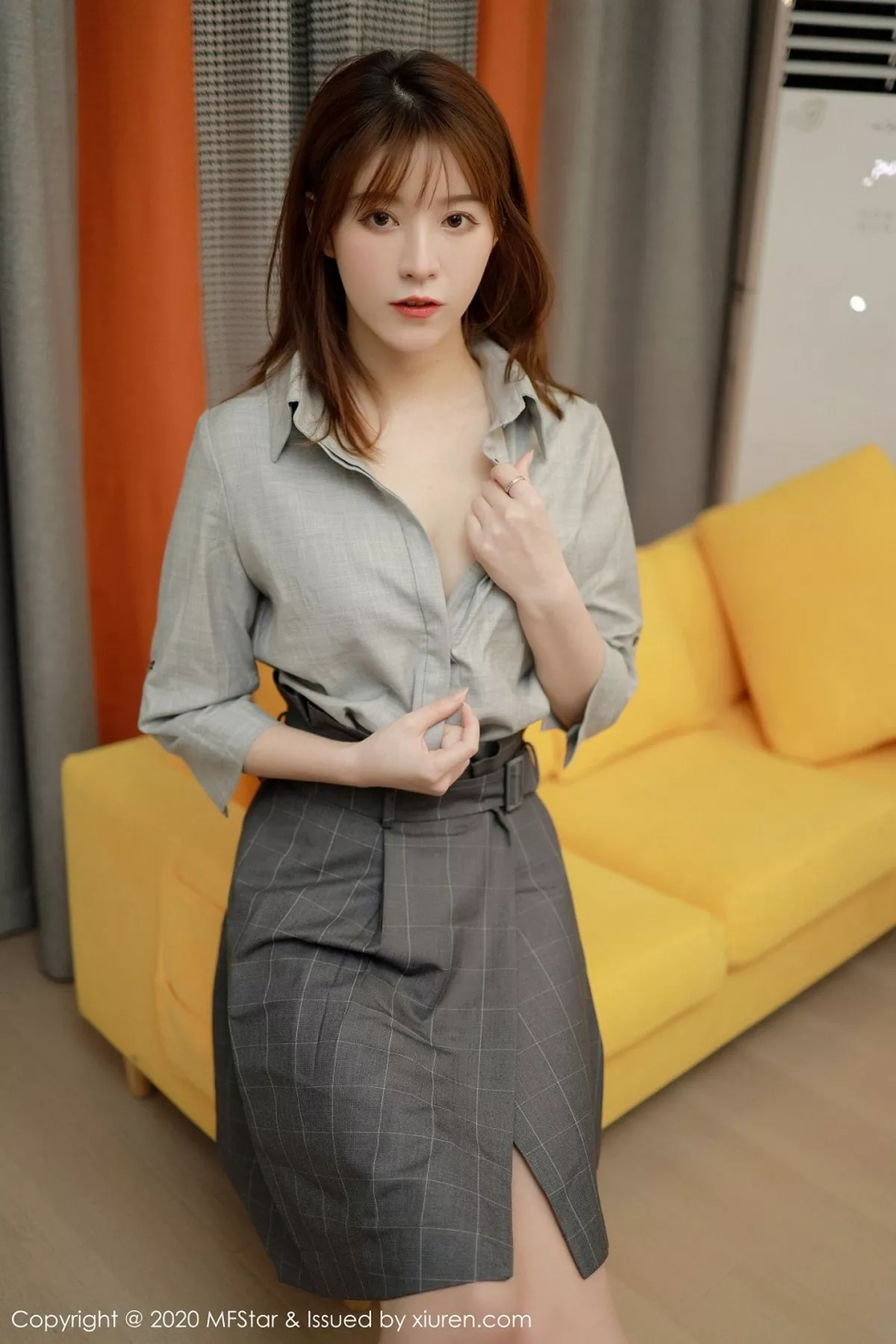 秀人集.com_[MFStar模范学院]Vol.424_嫩模Yoo优优四川旅拍灰色职场制服半脱露性感内衣诱惑写真60P