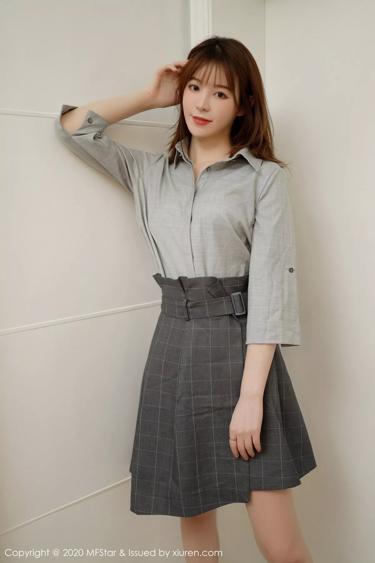 秀人集.com_[MFStar模范学院]Vol.424_嫩模Yoo优优四川旅拍灰色职场制服半脱露性感内衣诱惑写真60P