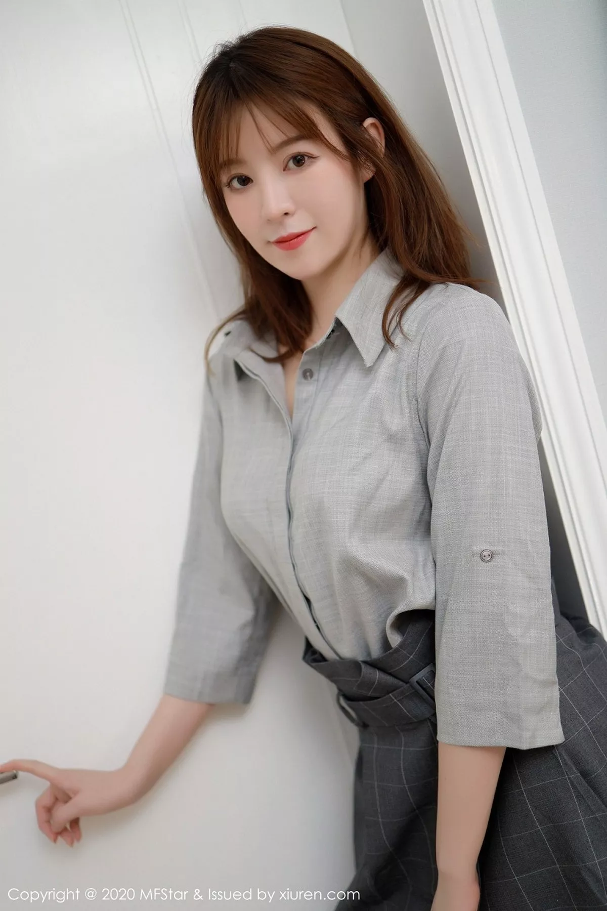 秀人集.com_[MFStar模范学院]Vol.424_嫩模Yoo优优四川旅拍灰色职场制服半脱露性感内衣诱惑写真60P