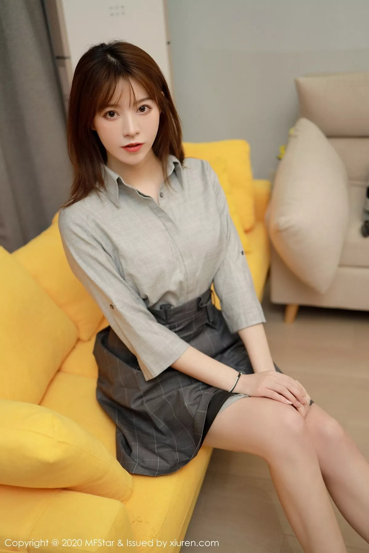 秀人集.com_[MFStar模范学院]Vol.424_嫩模Yoo优优四川旅拍灰色职场制服半脱露性感内衣诱惑写真60P