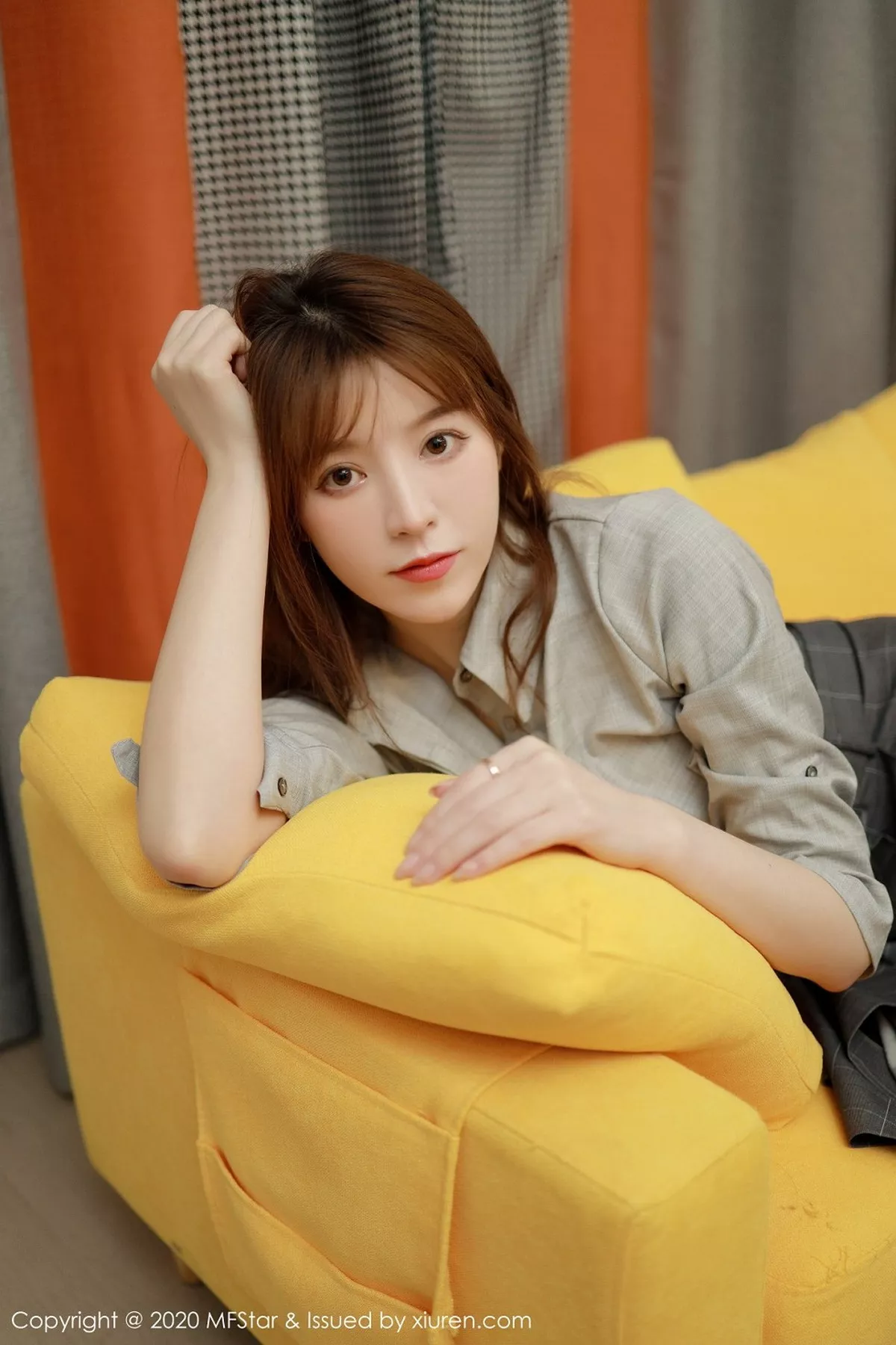 秀人集.com_[MFStar模范学院]Vol.424_嫩模Yoo优优四川旅拍灰色职场制服半脱露性感内衣诱惑写真60P