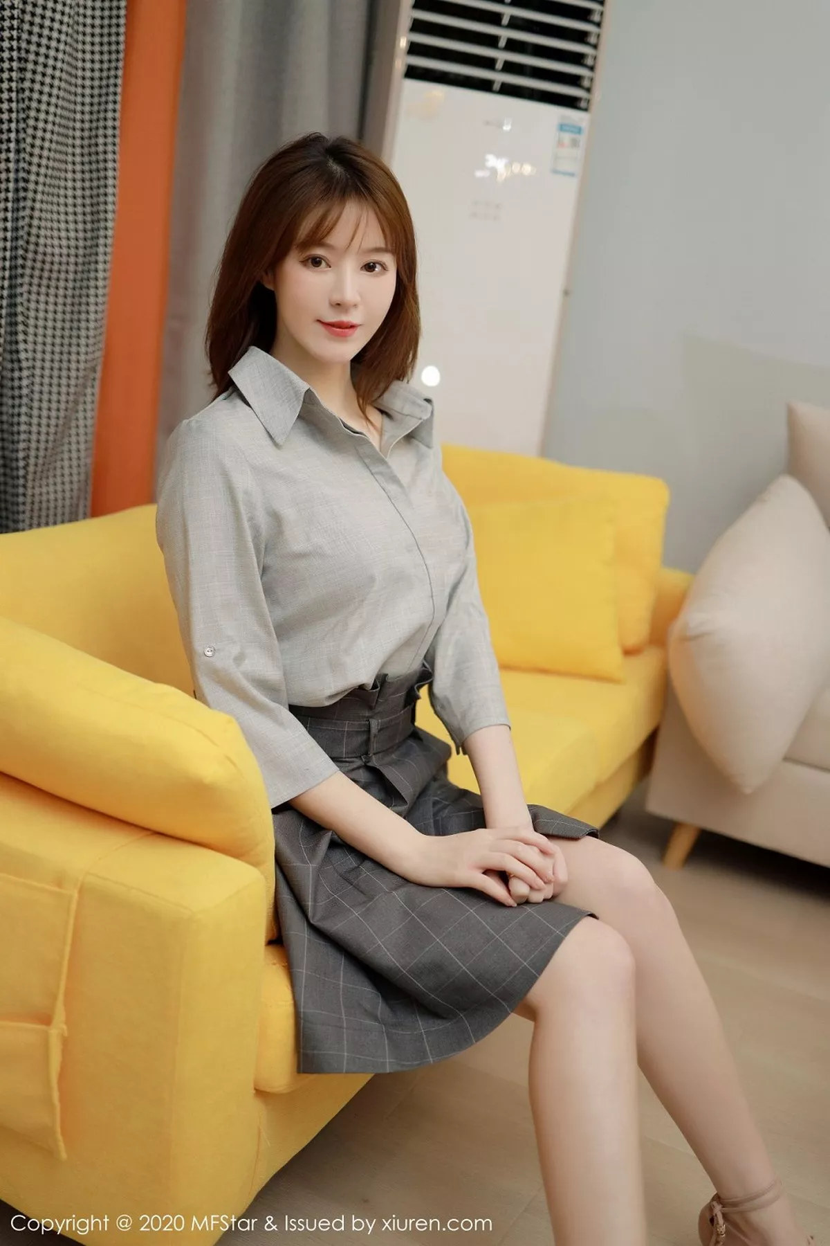 秀人集.com_[MFStar模范学院]Vol.424_嫩模Yoo优优四川旅拍灰色职场制服半脱露性感内衣诱惑写真60P