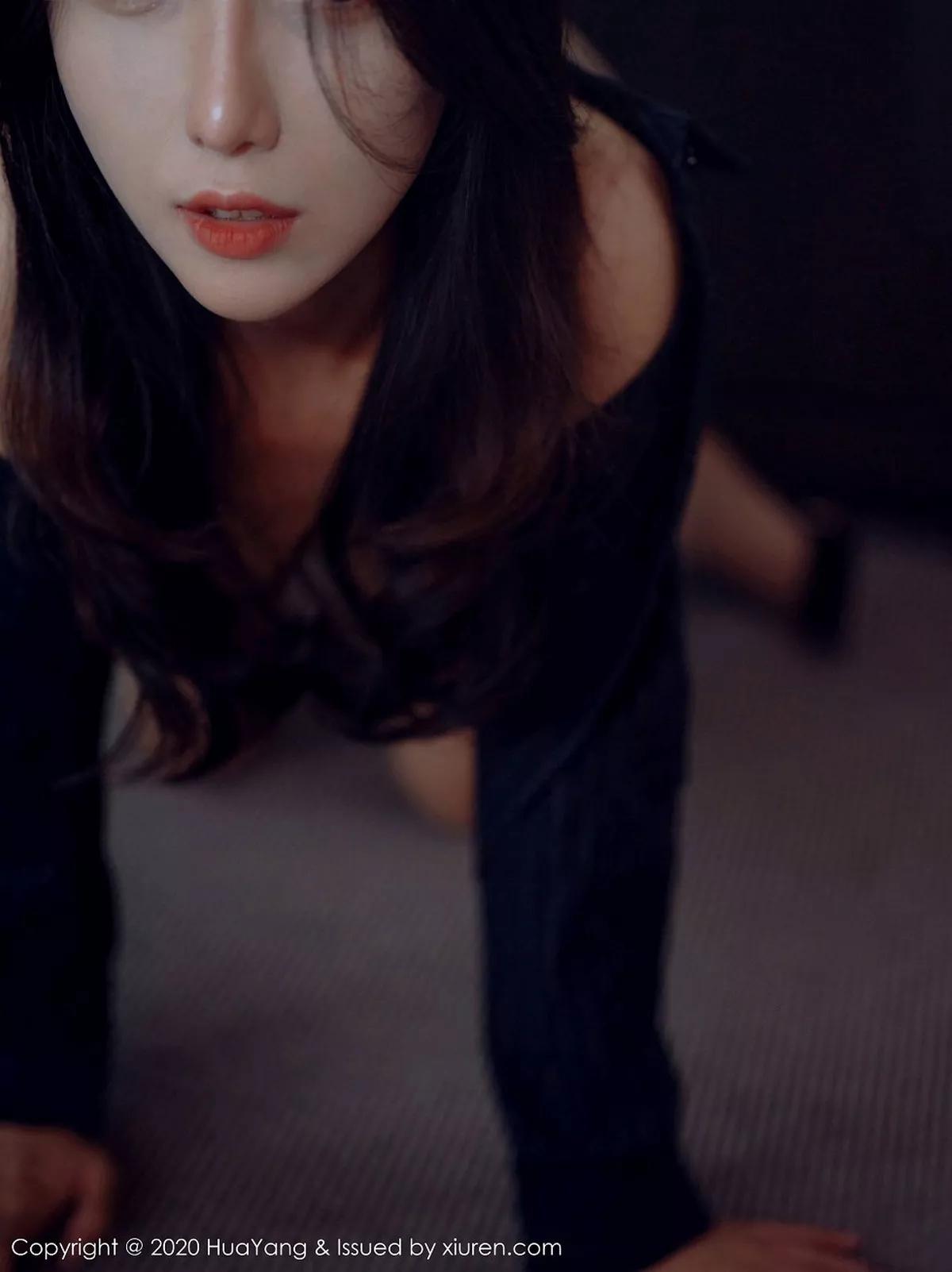 秀人集.com_[HuaYang花漾]Vol.320_丽质模特玥儿玥er杭州旅拍优雅职业装半脱露性感内衣写真51P