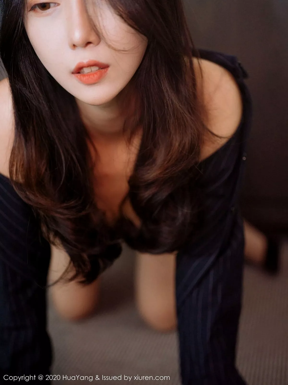 秀人集.com_[HuaYang花漾]Vol.320_丽质模特玥儿玥er杭州旅拍优雅职业装半脱露性感内衣写真51P