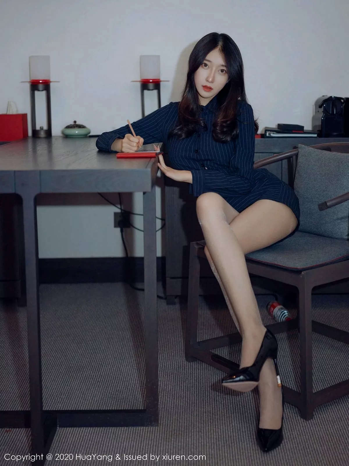 秀人集.com_[HuaYang花漾]Vol.320_丽质模特玥儿玥er杭州旅拍优雅职业装半脱露性感内衣写真51P