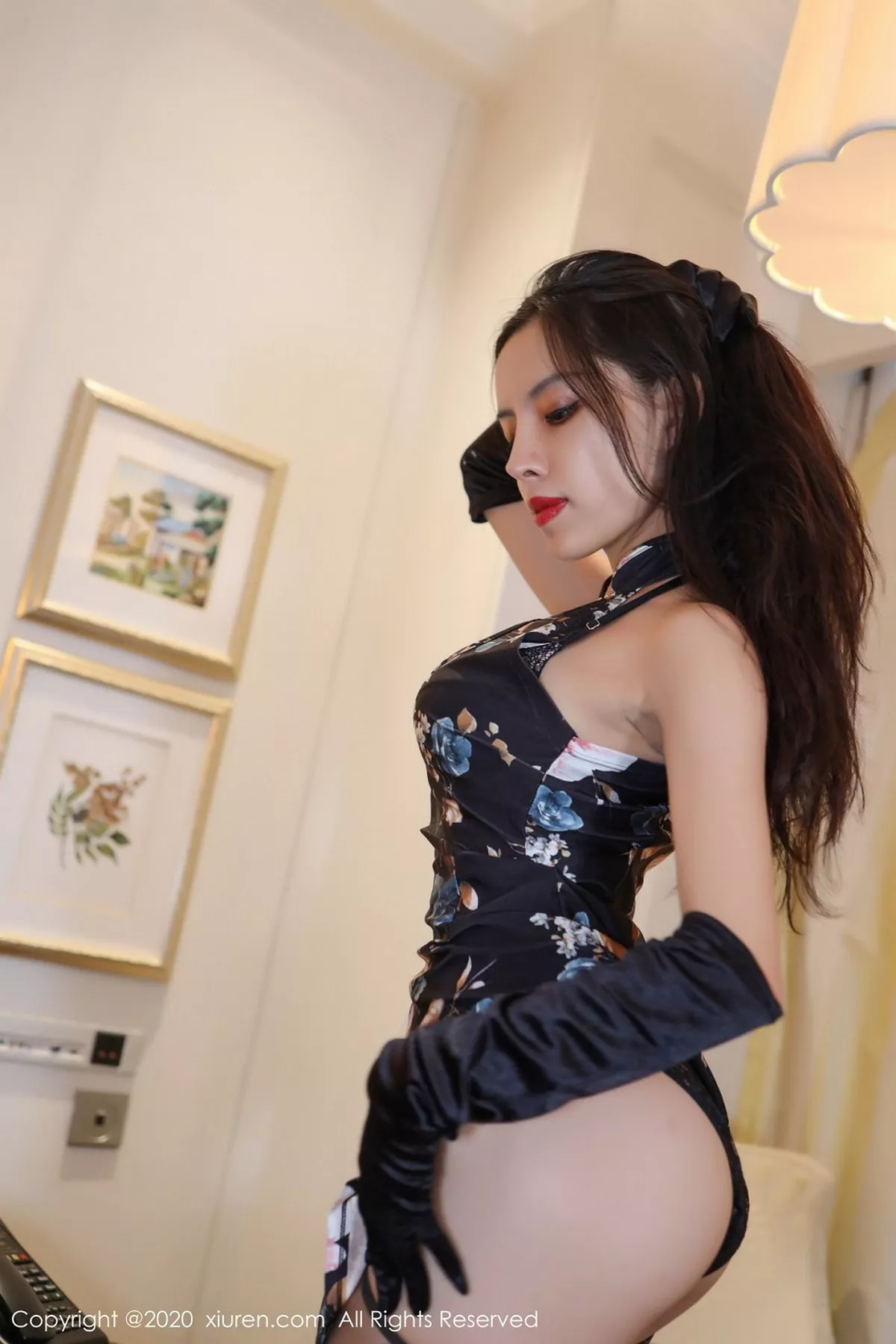 秀人集.com_[XiuRen秀人网]No.2897_嫩模Riri617私房古韵旗袍配黑丝裤袜秀翘臀美腿极致魅惑写真72P