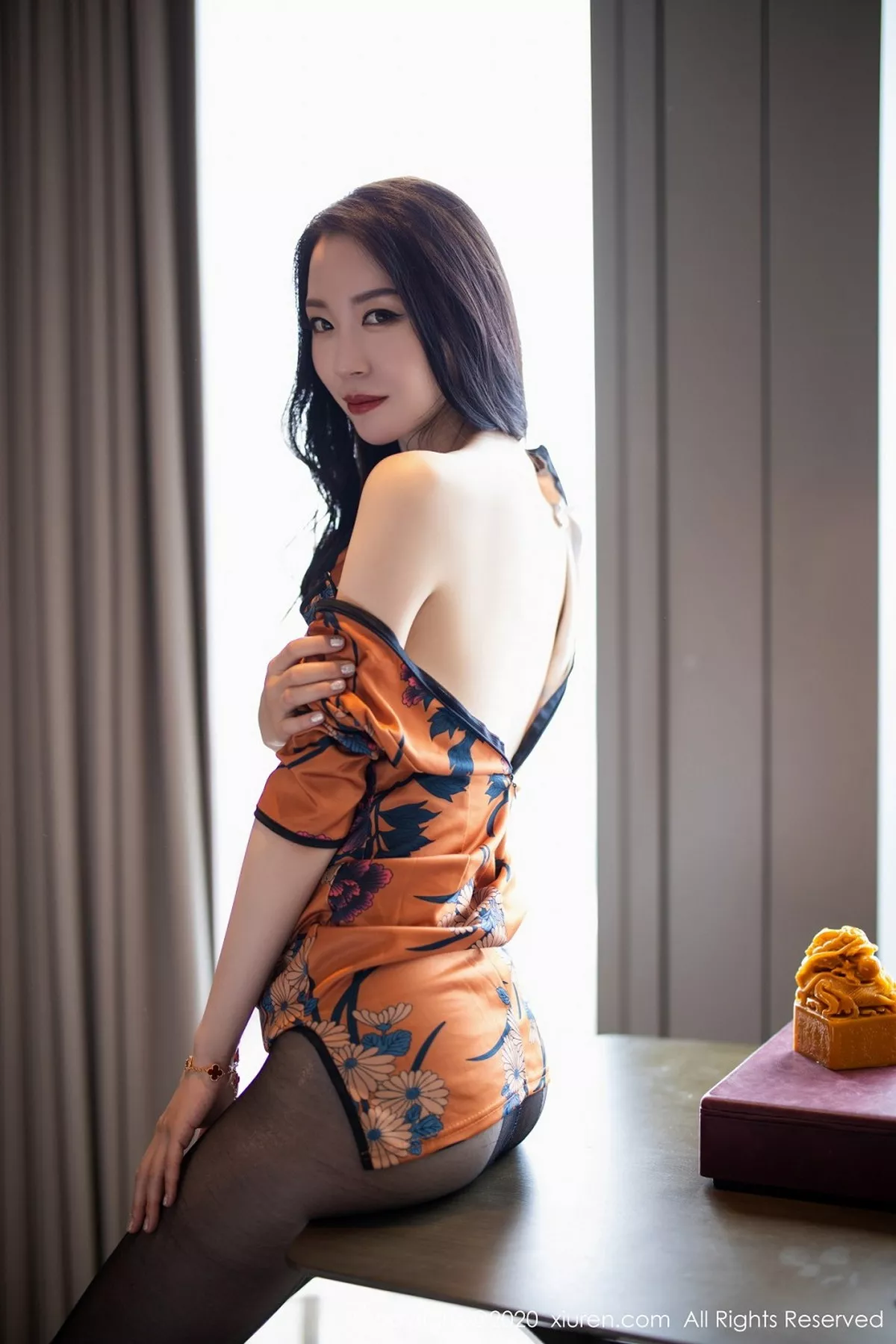 秀人集.com_[XiuRen秀人网]No.2899_嫩模梦心月心愿旅拍古韵旗袍配无内黑丝裤袜秀翘臀极致魅惑写真122P