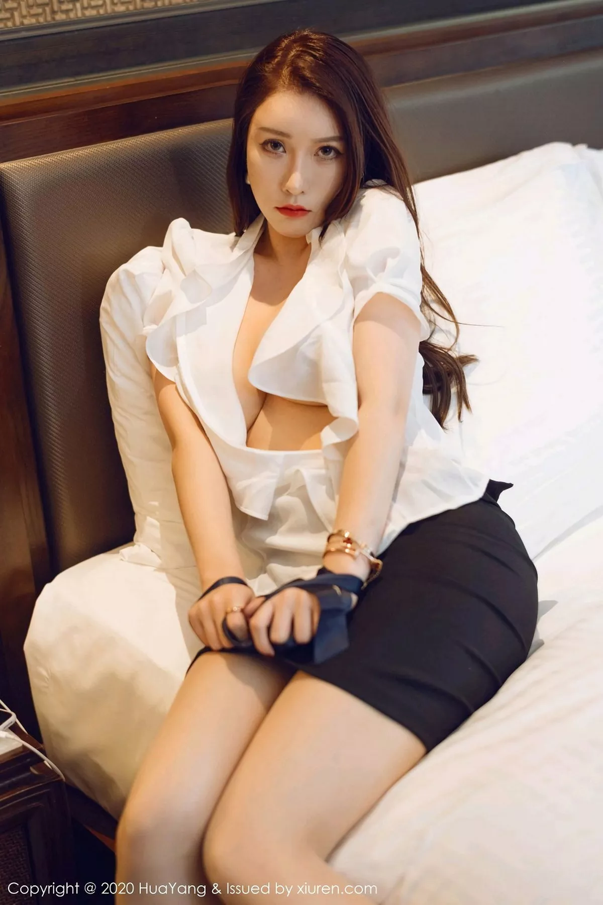 秀人集.com_[HuaYang花漾]Vol.322_女神Egg-尤妮丝西双版纳旅拍白衬衫OL主题开档肉丝裤袜诱惑写真60P